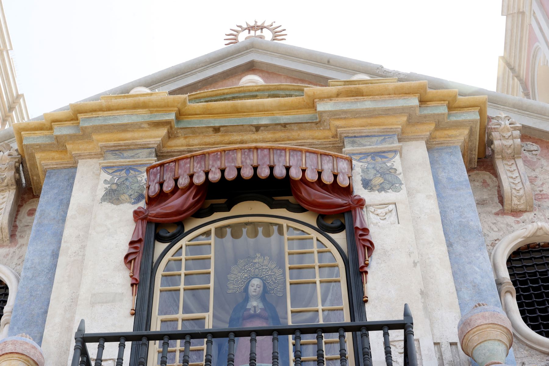 Presentación de la restaurada fachada principal de la iglesia de la soledad, en el marco de la visita de la misión de la unesco para dar seguimiento al plan maestro del centro histórico. ANDINA/Vidal Tarqui
