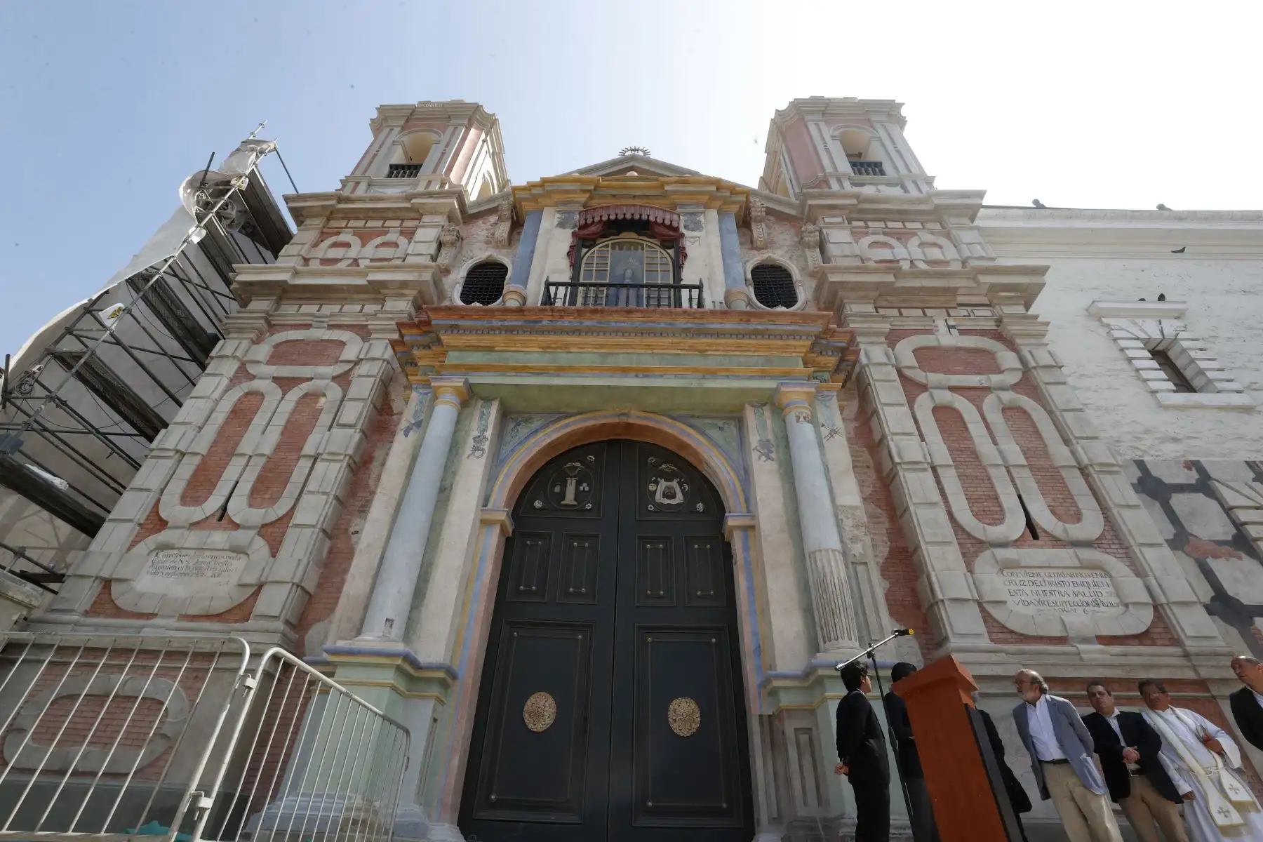 Presentación de la restaurada fachada principal de la iglesia de la soledad, en el marco de la visita de la misión de la unesco para dar seguimiento al plan maestro del centro histórico. ANDINA/Vidal Tarqui