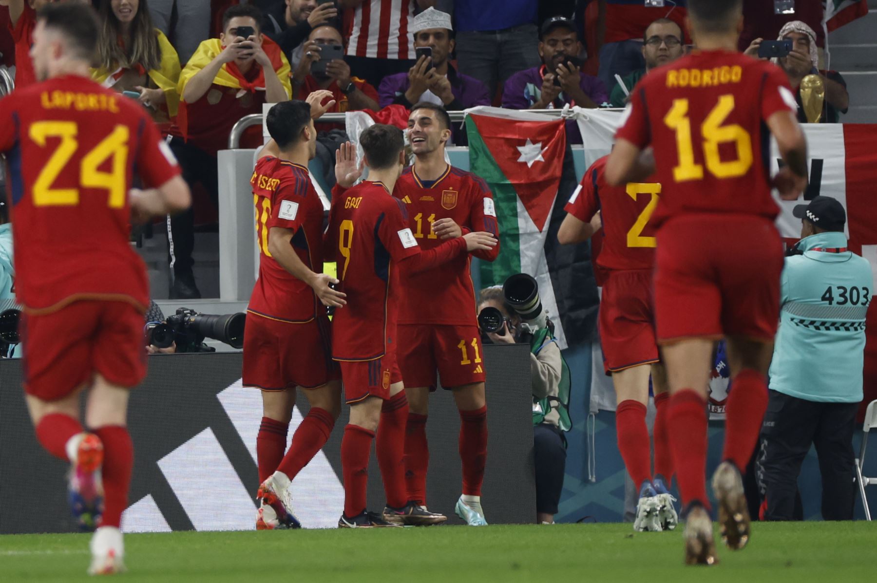Jugadores de España celebran un gol, en un partido de la fase de grupos del Mundial de Fútbol Catar 2022 entre España y Costa Rica en Doha. Foto: EFE