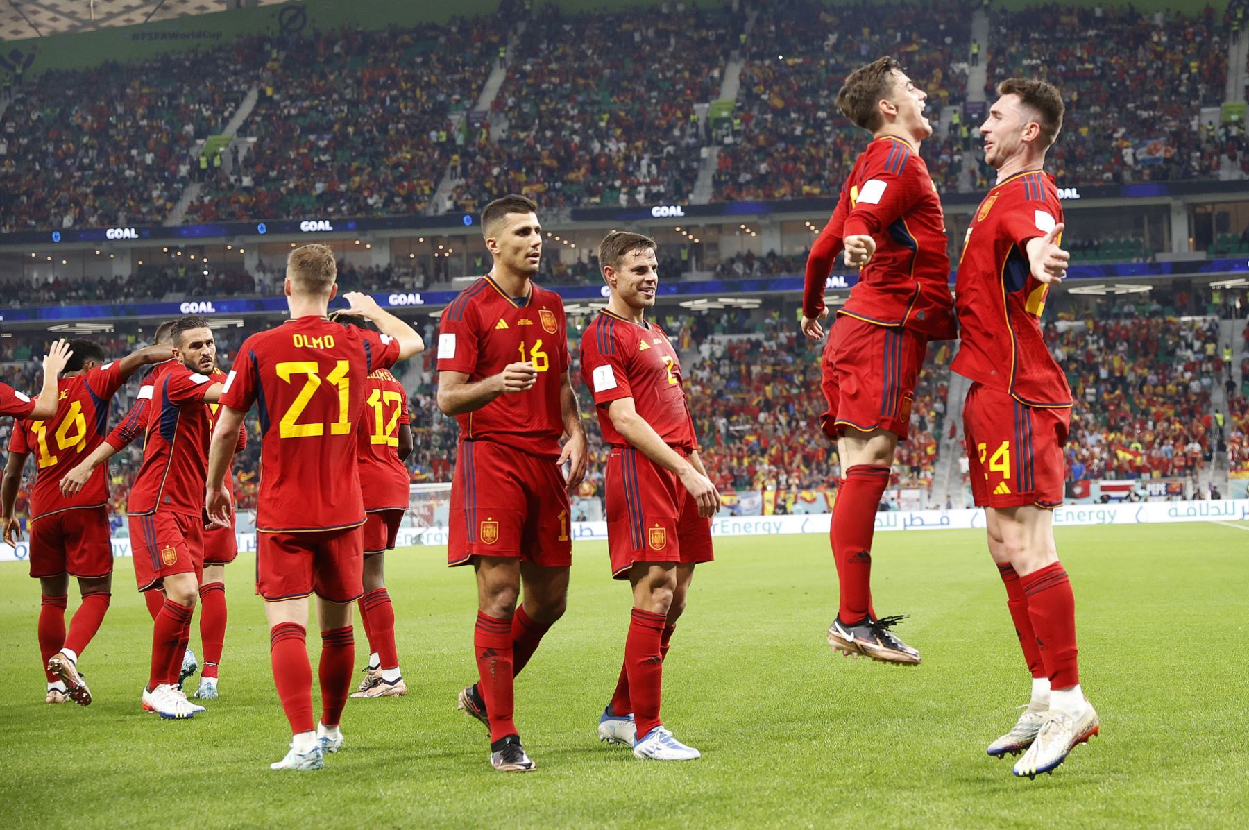 Jugadores de España celebran un gol hoy, en un partido de la fase de grupos del Mundial de Fútbol Qatar 2022 entre España y Costa Rica en el estadio Al Zumama en Doha (Catar). EFE/José Méndez