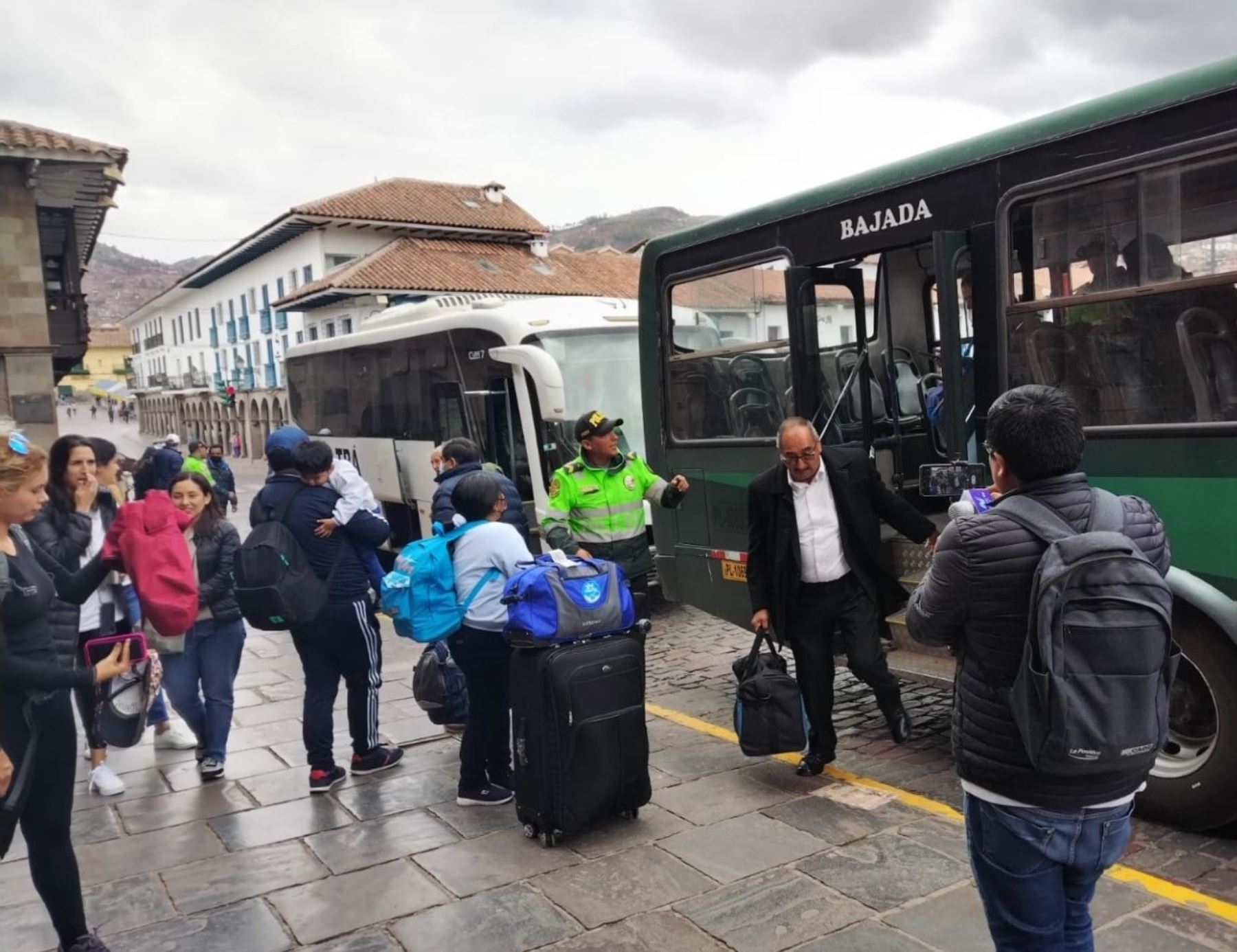 Policía Nacional implementa corredor preferencial para trasladar a turistas que visitan Cusco y garantizar su seguridad ante el paro agrario que acatan productores de esa región. ANDINA/Percy Hurtado