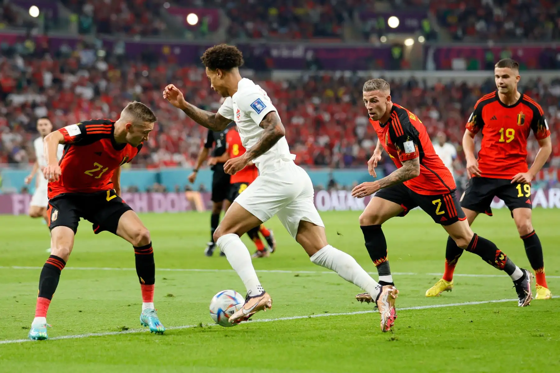 Timothy Castagne de Bélgica en acción contra Tajon Buchanan de Canadá durante el partido de fútbol del Grupo F de la Copa Mundial de la FIFA 2022 entre Bélgica y Canadá en el Estadio Ahmad bin Ali en Doha, Catar, 23 Noviembre de 2022. Foto: EFE