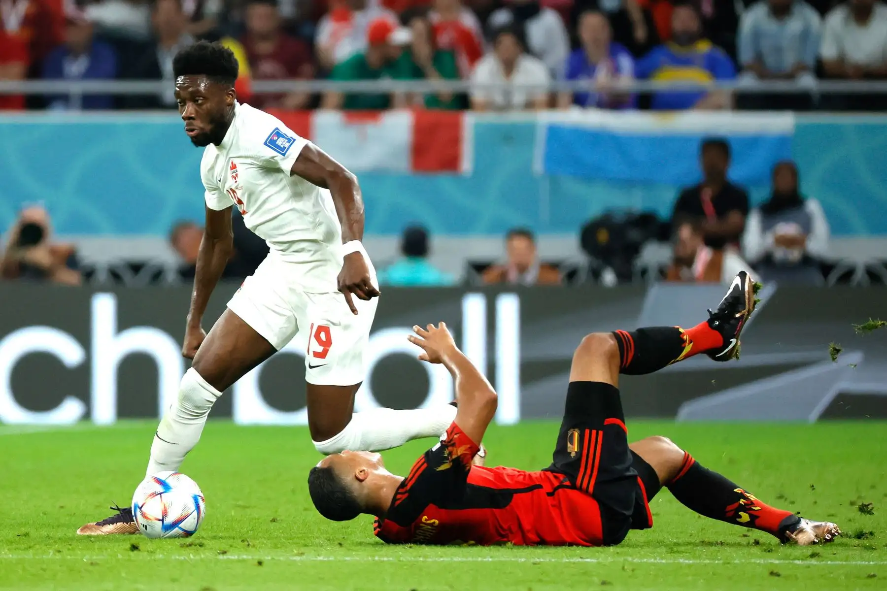 Youri Tielemans de Bélgica en acción contra Alphonso Davies de Canadá durante el partido de fútbol del grupo F de la Copa Mundial de la FIFA 2022 entre Bélgica y Canadá en el Estadio Ahmad bin Ali en Doha, Catar, 23 de noviembre de 2022. Foto: EFE