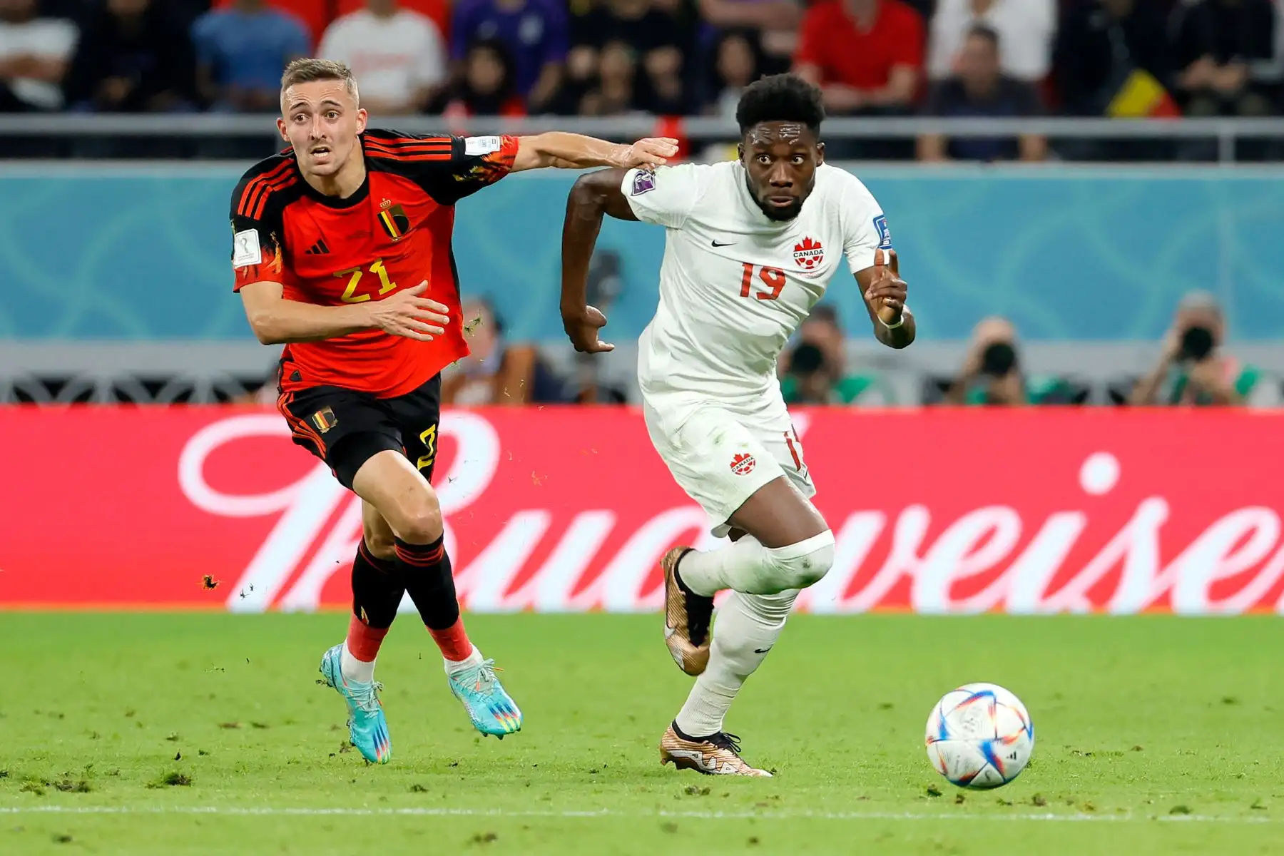 Timothy Castagne de Bélgica en acción contra Alphonso Davies de Canadá durante el partido de fútbol del grupo F de la Copa Mundial de la FIFA 2022 entre Bélgica y Canadá en el Estadio Ahmad bin Ali en Doha, Catar, 23 de noviembre de 2022. Foto: EFE