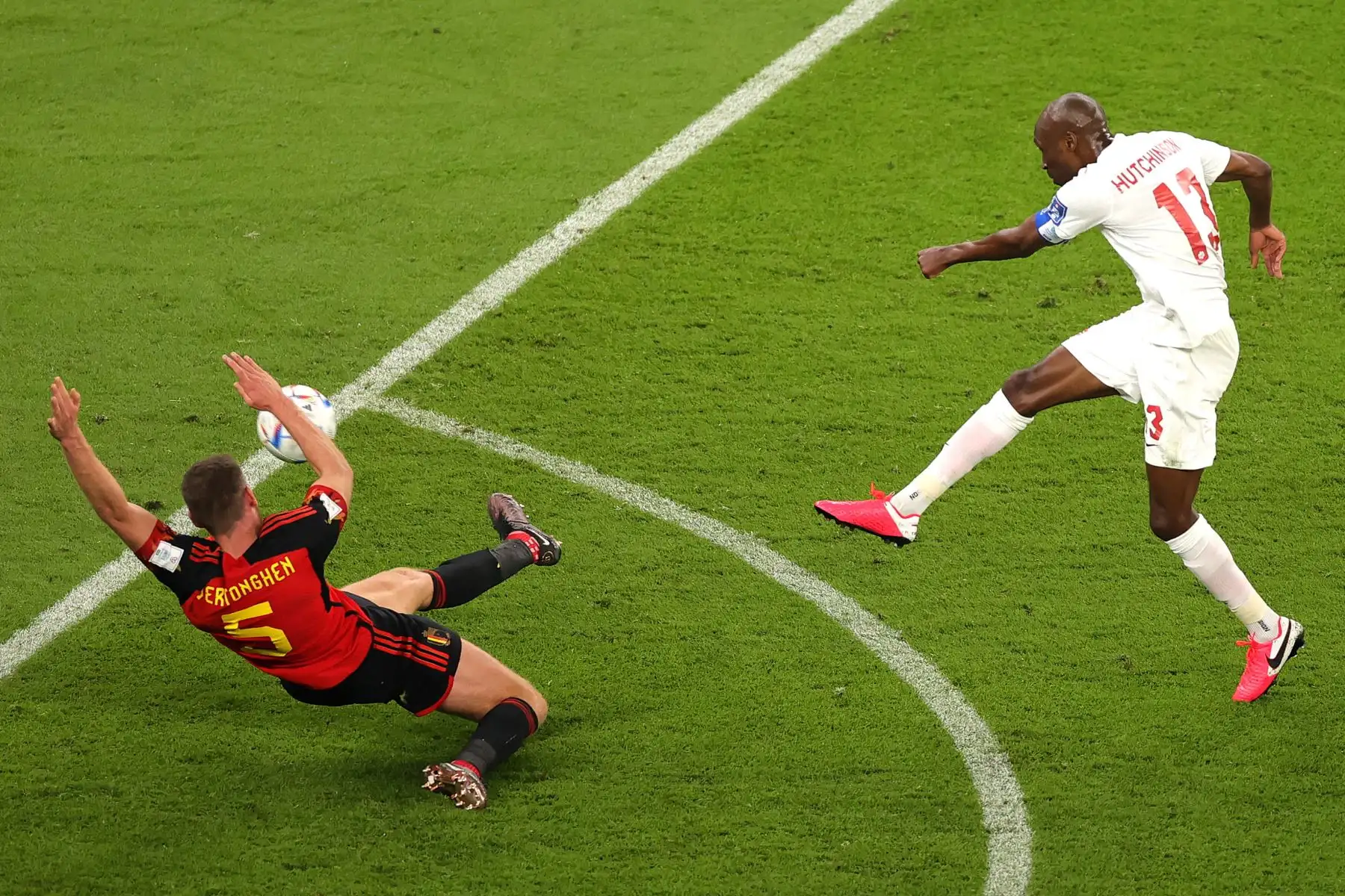 Jan Vertonghen de Bélgica en acción contra Atiba Hutchinson de Canadá durante el partido de fútbol del grupo F de la Copa Mundial de la FIFA 2022 entre Bélgica y Canadá en el Estadio Ahmad bin Ali en Doha, Catar, 23 de noviembre de 2022. Foto: EFE