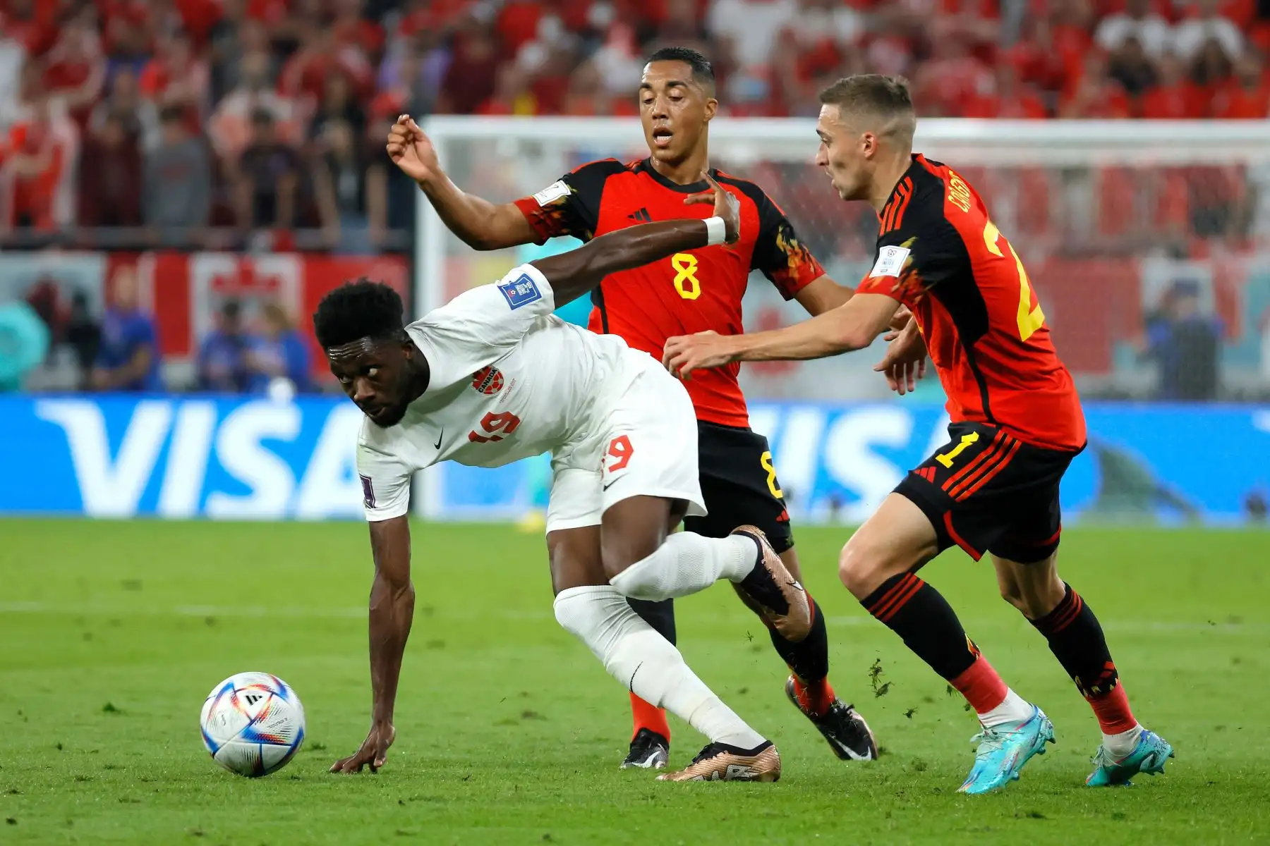 Youri Tielemans y Timothy Castagne de Bélgica en acción contra Alphonso Davies de Canadá durante el partido de fútbol del grupo F de la Copa Mundial de la FIFA 2022 entre Bélgica y Canadá en el estadio Ahmad bin Ali de Doha , Catar, 23 de noviembre de 2022. Foto: EFE