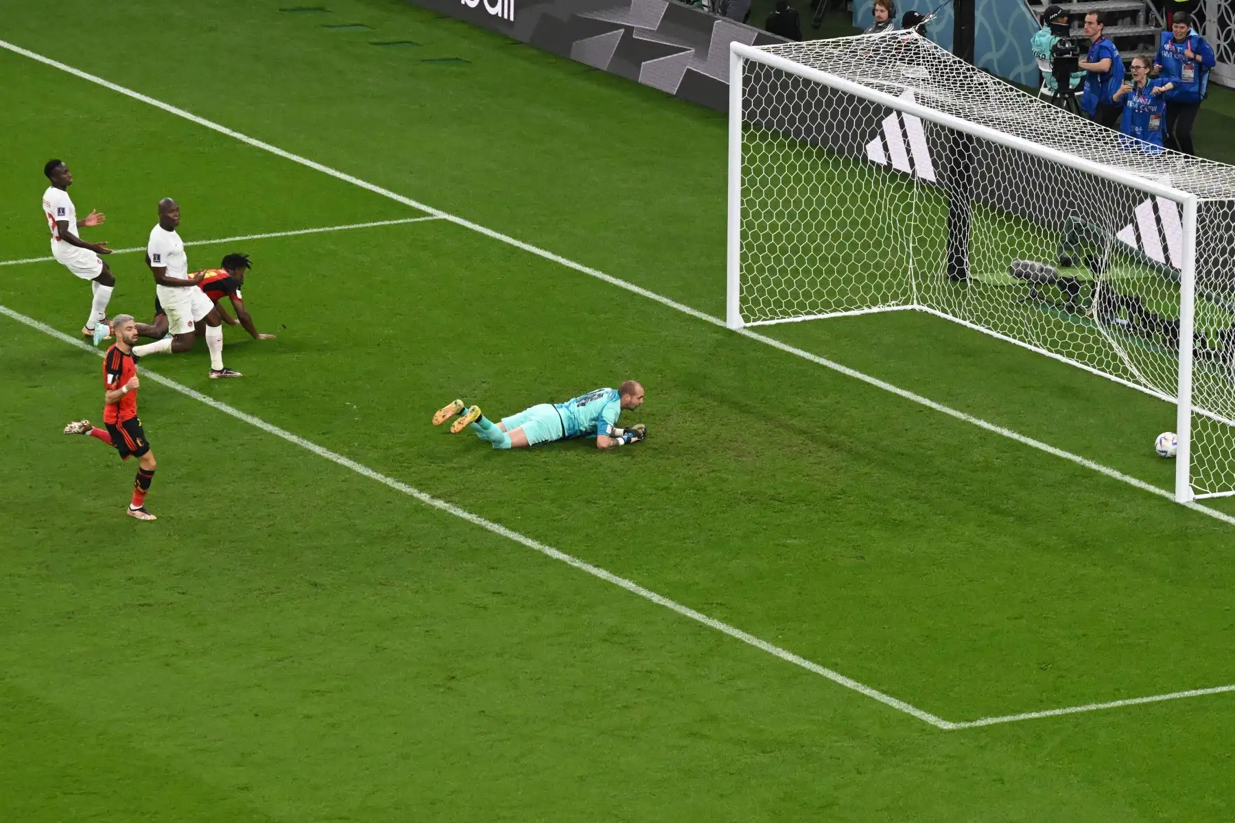 El delantero belga Michy Batshuayi anota el gol de apertura superando al portero canadiense Milan Borjan durante el partido de fútbol del Grupo F de la Copa Mundial Qatar 2022 entre Bélgica y Canadá en el Estadio Ahmad Bin Ali en Al-Rayyan, al oeste de Doha el 23 de noviembre de 2022, Foto: AFP