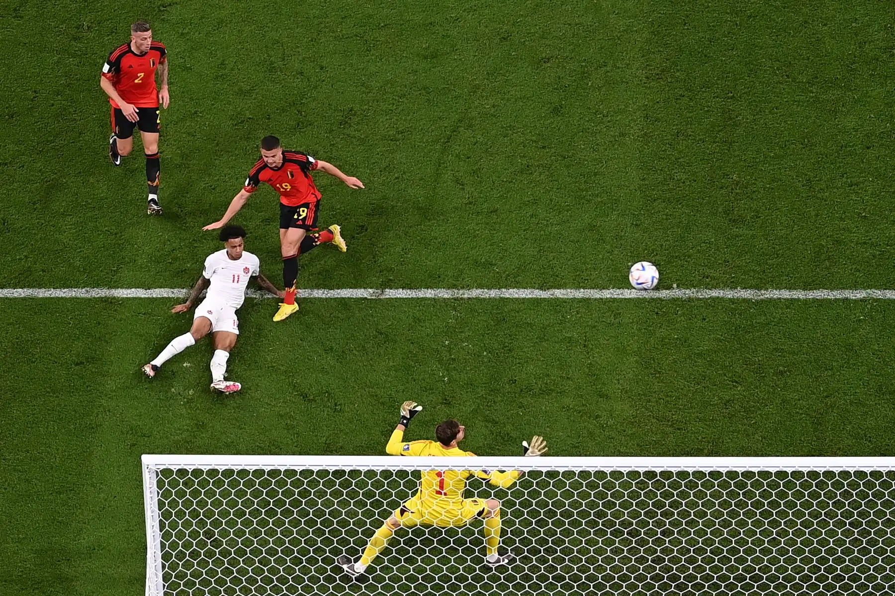 El delantero serbio Luka Jovic dispara pero no anota cuando el portero de Bélgica #01 Thibaut Courtois hace una salvada durante el partido de fútbol del Grupo F de la Copa Mundial Catar 2022 entre Bélgica y Canadá en el Estadio Ahmad Bin Ali en Al-Rayyan , al oeste de Doha el 23 de noviembre de 2022. Foto: EFE