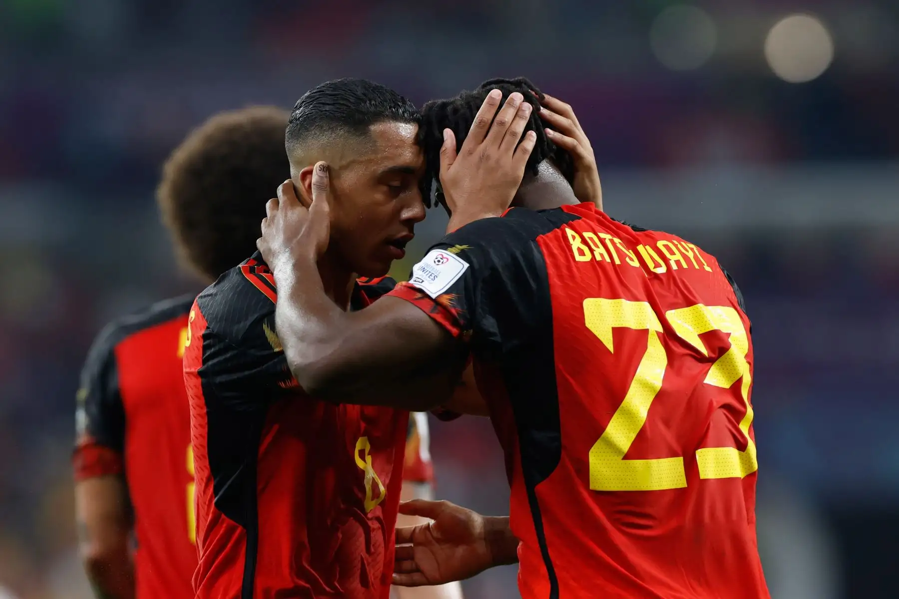 Michy Batshuayi de Bélgica celebra con su compañero Youri Tielemans tras marcar el 1-0 durante el partido de fútbol del grupo F de la Copa Mundial de la FIFA 2022 entre Bélgica y Canadá en el estadio Ahmad bin Ali de Doha , Catar, 23 de noviembre de 2022. Foto: EFE