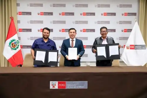 Viceministro de Hidrocarburos, Martín Dávila Pérez, y los alcaldes de Napo, Gil Blas Ruiz Ríos, y de Masisea, Manuel Óscar Dreyfus,firmaron los convenios de transferencia de recursos. Foto: Cortesía.