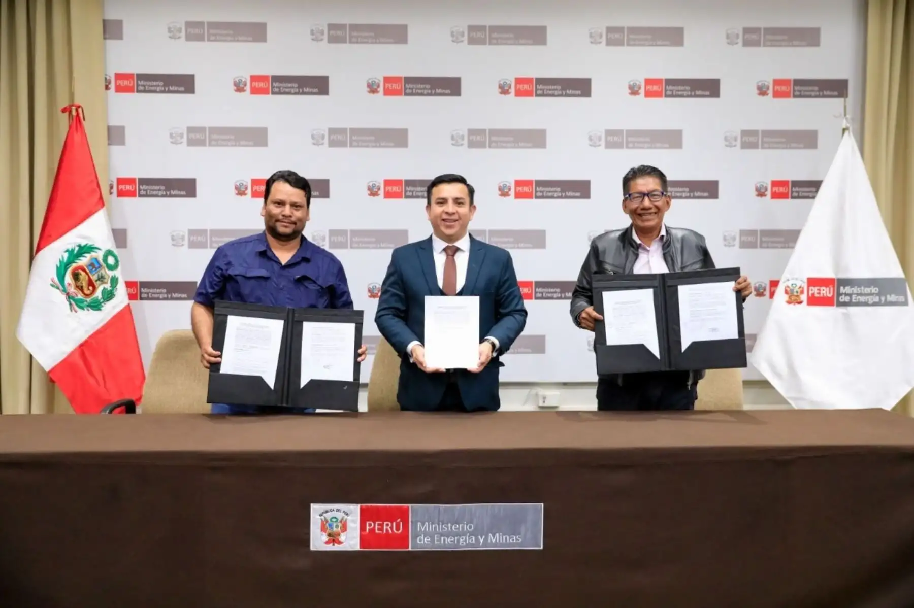 Viceministro de Hidrocarburos, Martín Dávila Pérez, y los alcaldes de Napo, Gil Blas Ruiz Ríos, y de Masisea, Manuel Óscar Dreyfus,firmaron los convenios de transferencia de recursos. Foto: Cortesía.