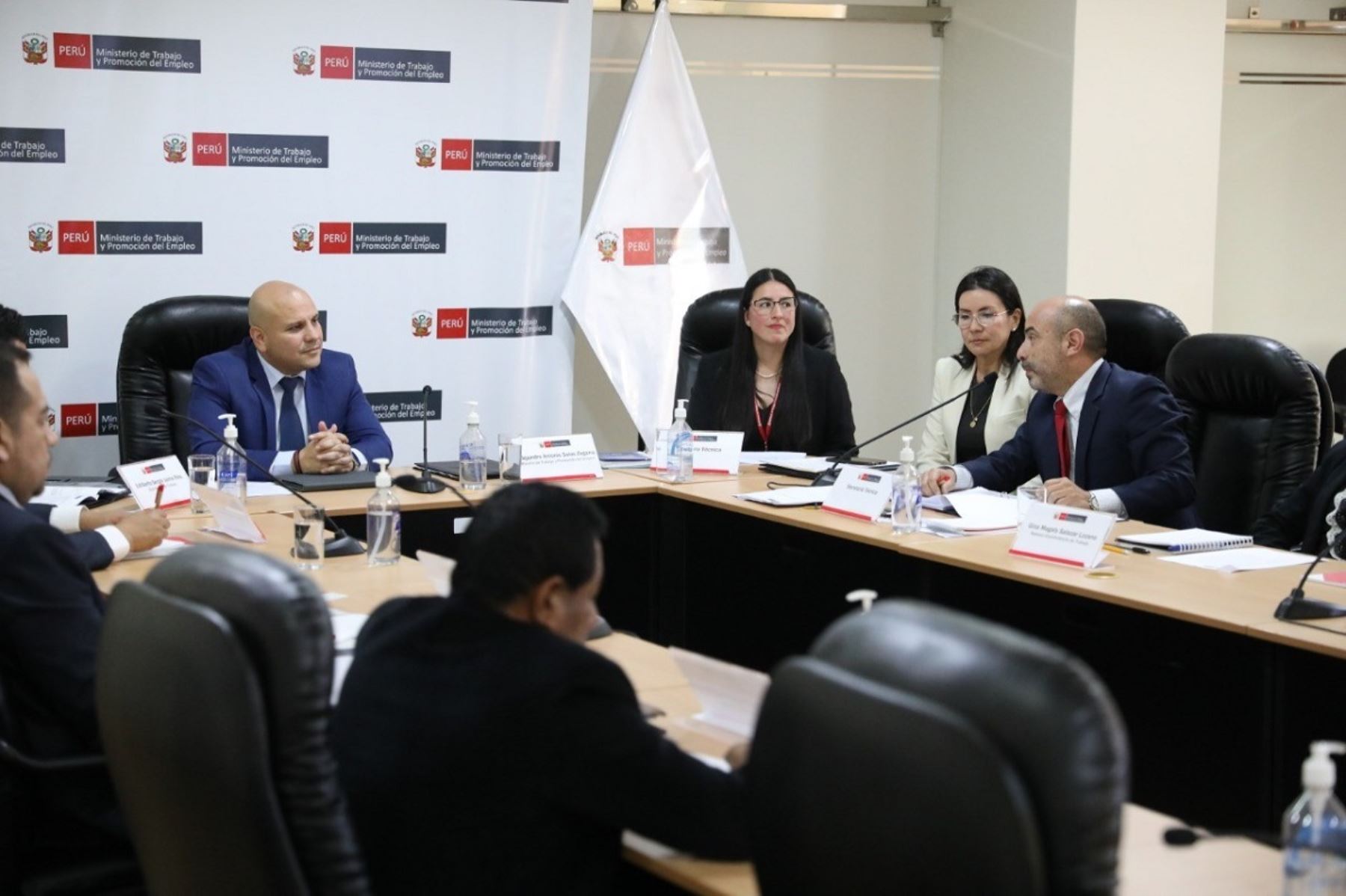 Ministro de Trabajo y Promoción del Empleo, Alejandro Salas en reunión con grupo de trabajo para establecer lineamientos para la reforma de EsSalud. Foto: Cortesía.