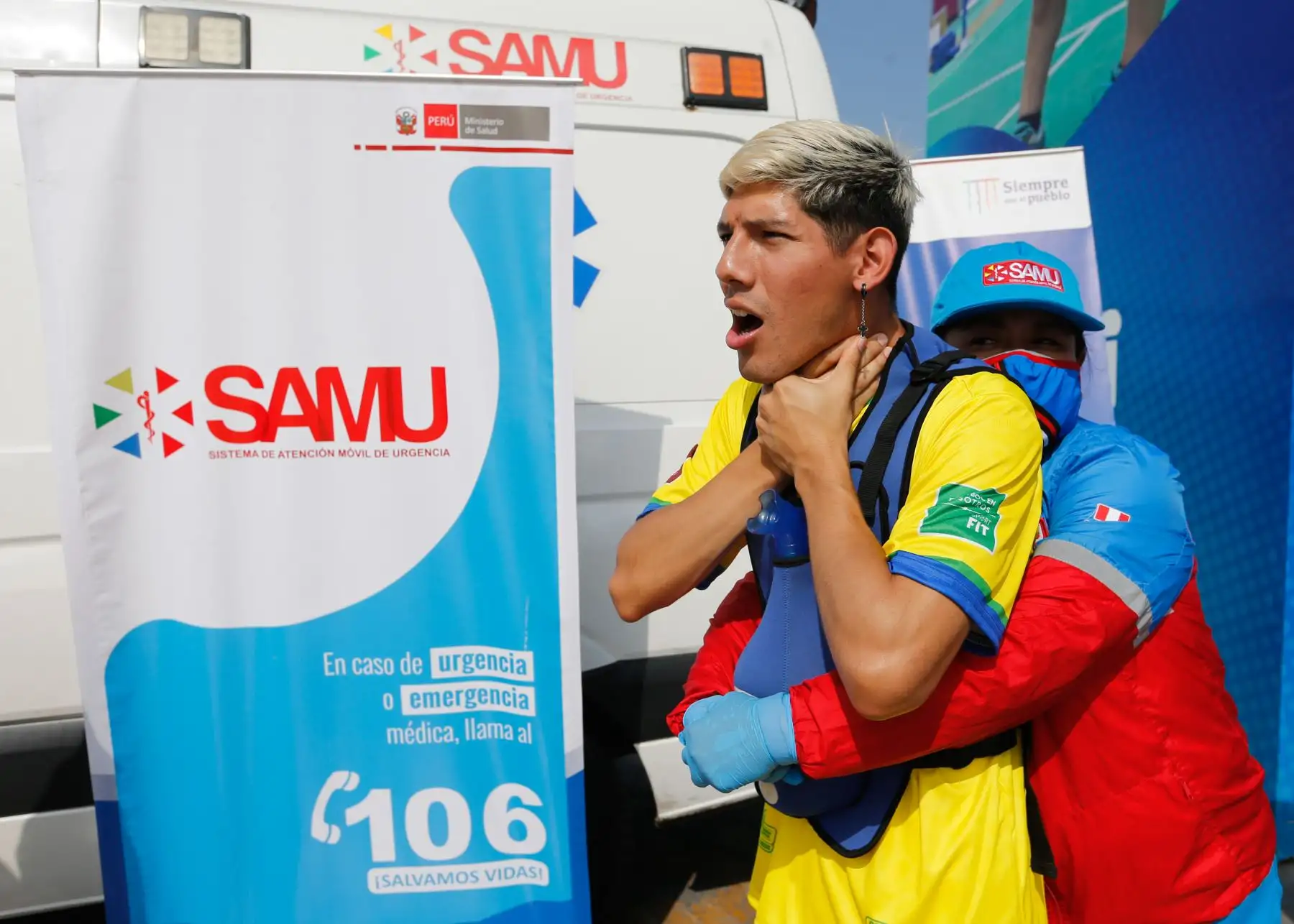 En el marco del Mundial Catar 2022, la Dirección General de Salud Ambiental e Inocuidad Alimentaria (Digesa), del Ministerio de Salud (Minsa), instaló una mesa demostrativa en las afueras del Estadio Nacional, a fin de advertir a la población a tener cuidado al comprar bebidas alcohólicas, dado que estas podrían estar adulteras con metanol y producir daños a la salud.Foto: ANDINA/MINSA