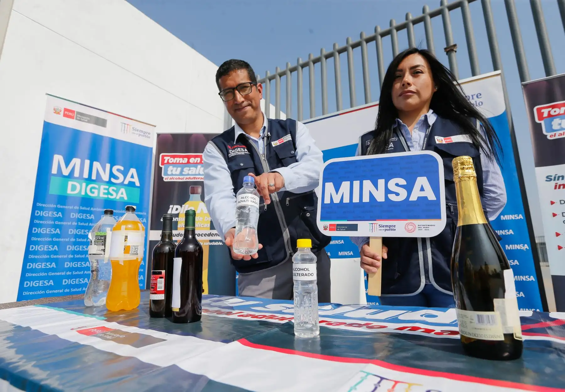 En el marco del Mundial Catar 2022, la Dirección General de Salud Ambiental e Inocuidad Alimentaria (Digesa), del Ministerio de Salud (Minsa), instaló una mesa demostrativa en las afueras del Estadio Nacional, a fin de advertir a la población a tener cuidado al comprar bebidas alcohólicas, dado que estas podrían estar adulteras con metanol y producir daños a la salud.Foto: ANDINA/MINSA