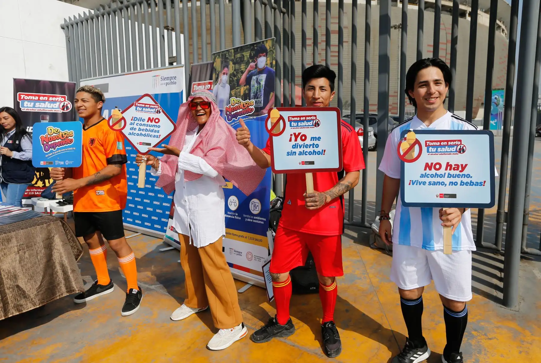 En el marco del Mundial Catar 2022, la Dirección General de Salud Ambiental e Inocuidad Alimentaria (Digesa), del Ministerio de Salud (Minsa), instaló una mesa demostrativa en las afueras del Estadio Nacional, a fin de advertir a la población a tener cuidado al comprar bebidas alcohólicas, dado que estas podrían estar adulteras con metanol y producir daños a la salud.Foto: ANDINA/MINSA