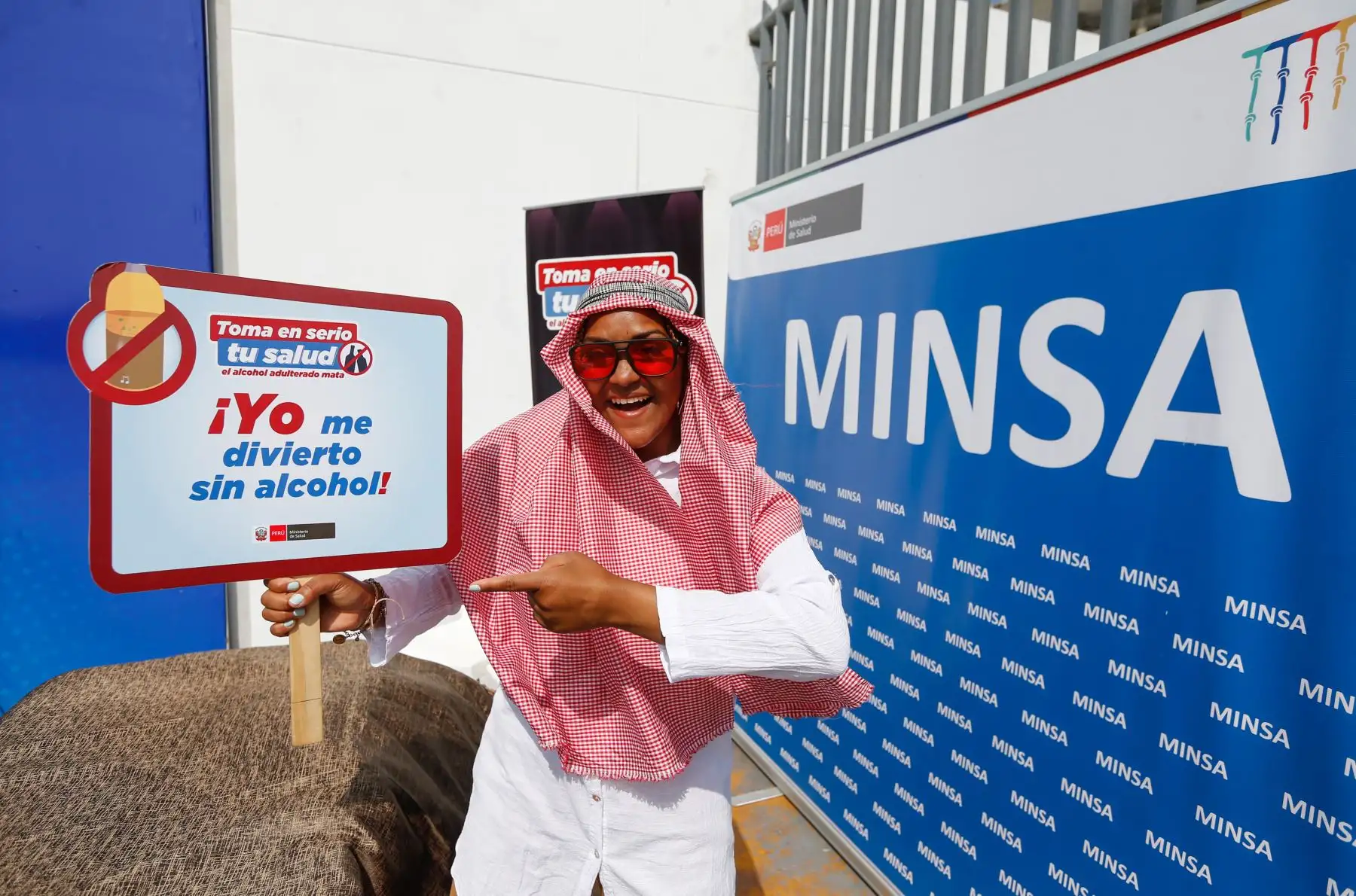 En el marco del Mundial Catar 2022, la Dirección General de Salud Ambiental e Inocuidad Alimentaria (Digesa), del Ministerio de Salud (Minsa), instaló una mesa demostrativa en las afueras del Estadio Nacional, a fin de advertir a la población a tener cuidado al comprar bebidas alcohólicas, dado que estas podrían estar adulteras con metanol y producir daños a la salud.Foto: ANDINA/MINSA