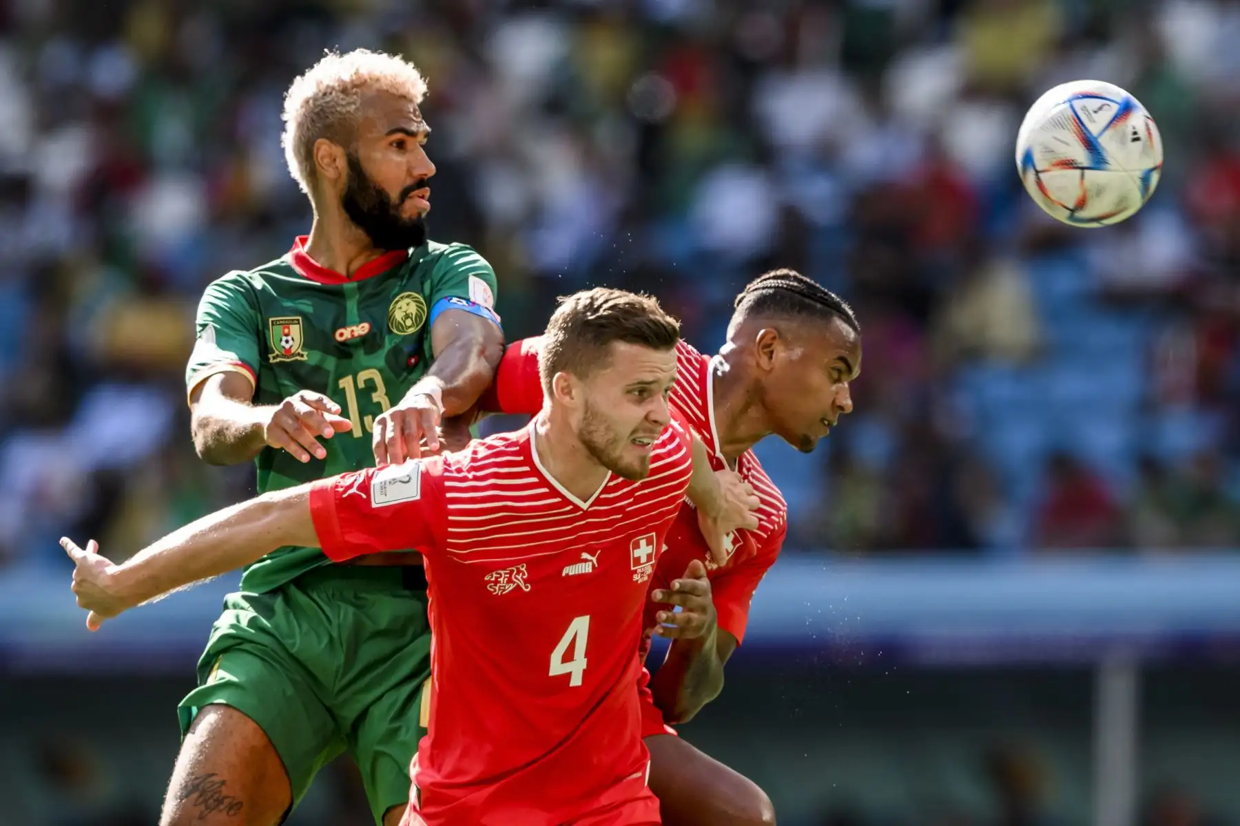 El delantero de Camerún Eric Maxim Choupo-Moting en acción contra el suizo Nico Elvedi y Manuel Akanji durante el partido de fútbol del grupo G de la Copa Mundial de la FIFA 2022 entre Suiza y Camerún en el estadio Al Janoub en Al Wakrah, Catar. Foto: EFE
