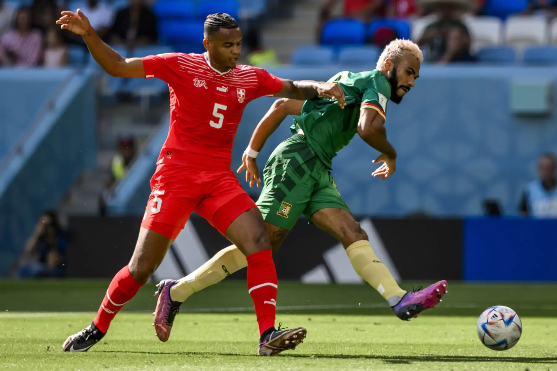Suiza Manuel Akanji en acción contra Camerún Eric Maxim Choupo-Moting durante el partido de fútbol del grupo G de la Copa Mundial de la FIFA 2022 entre Suiza y Camerún en el estadio Al Janoub en Al Wakrah, Catar. Foto: EFE