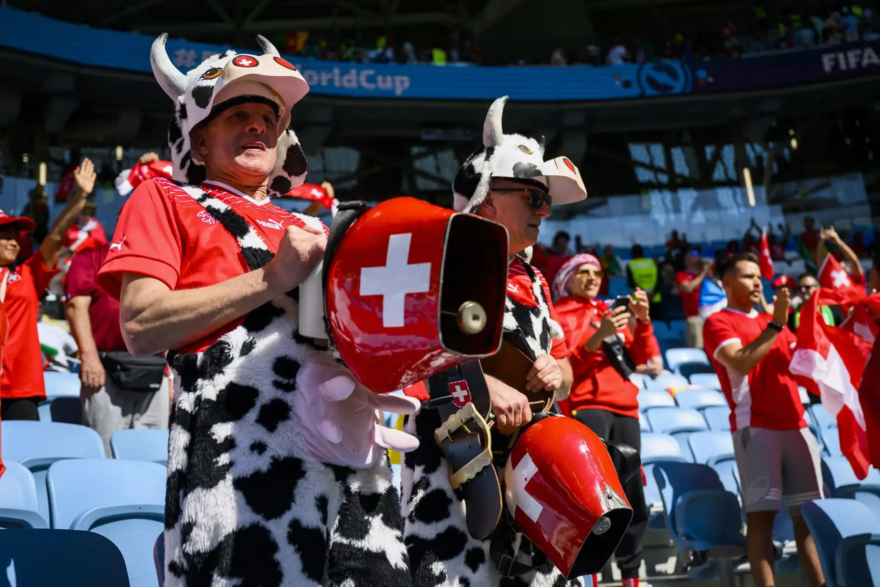 Aficionados de Suiza antes del partido de fútbol del grupo G de la Copa Mundial de la FIFA 2022 entre Suiza y Camerún en el estadio Al Janoub de Al Wakrah, Catar. Foto: AFP