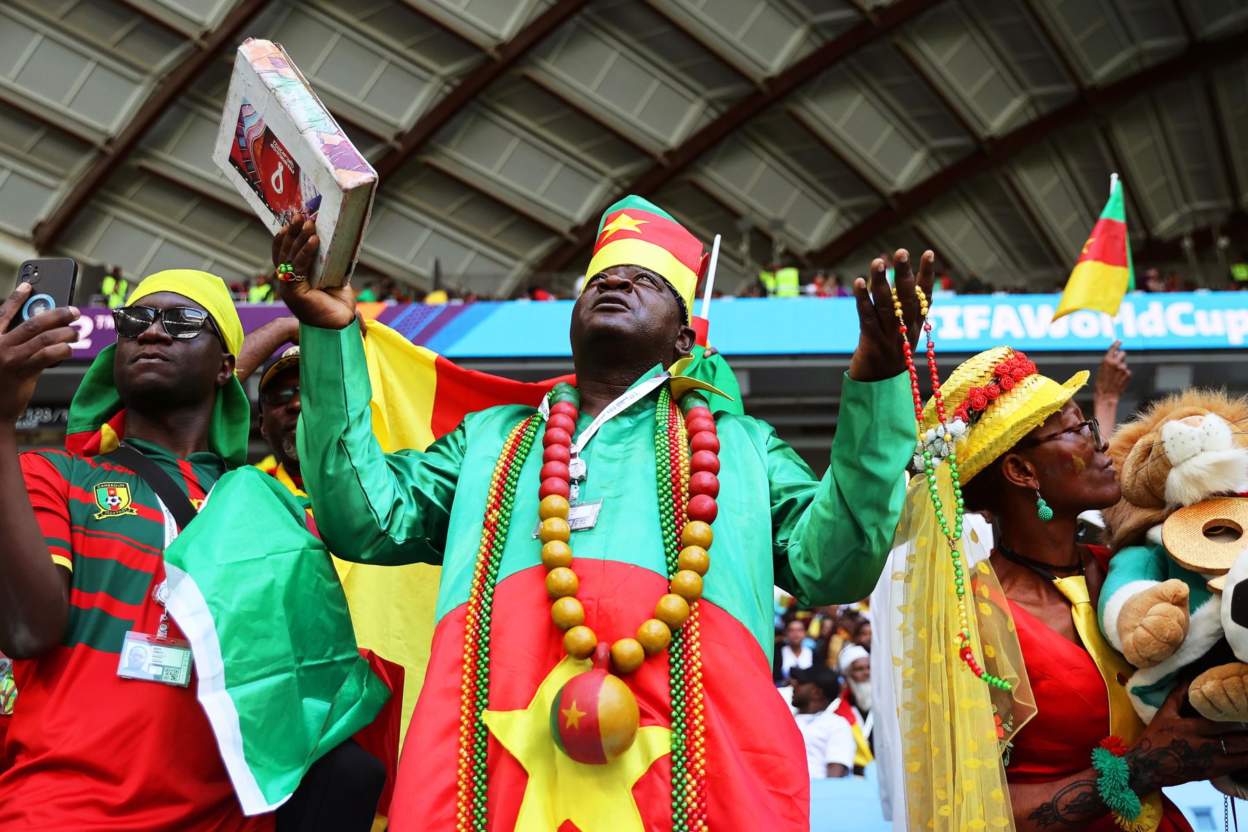 Aficionados de Camerún asisten al partido de fútbol del grupo G de la Copa Mundial de la FIFA 2022 entre Suiza y Camerún en el estadio Al Janoub en Al Wakrah, Catar. Foto: EFE