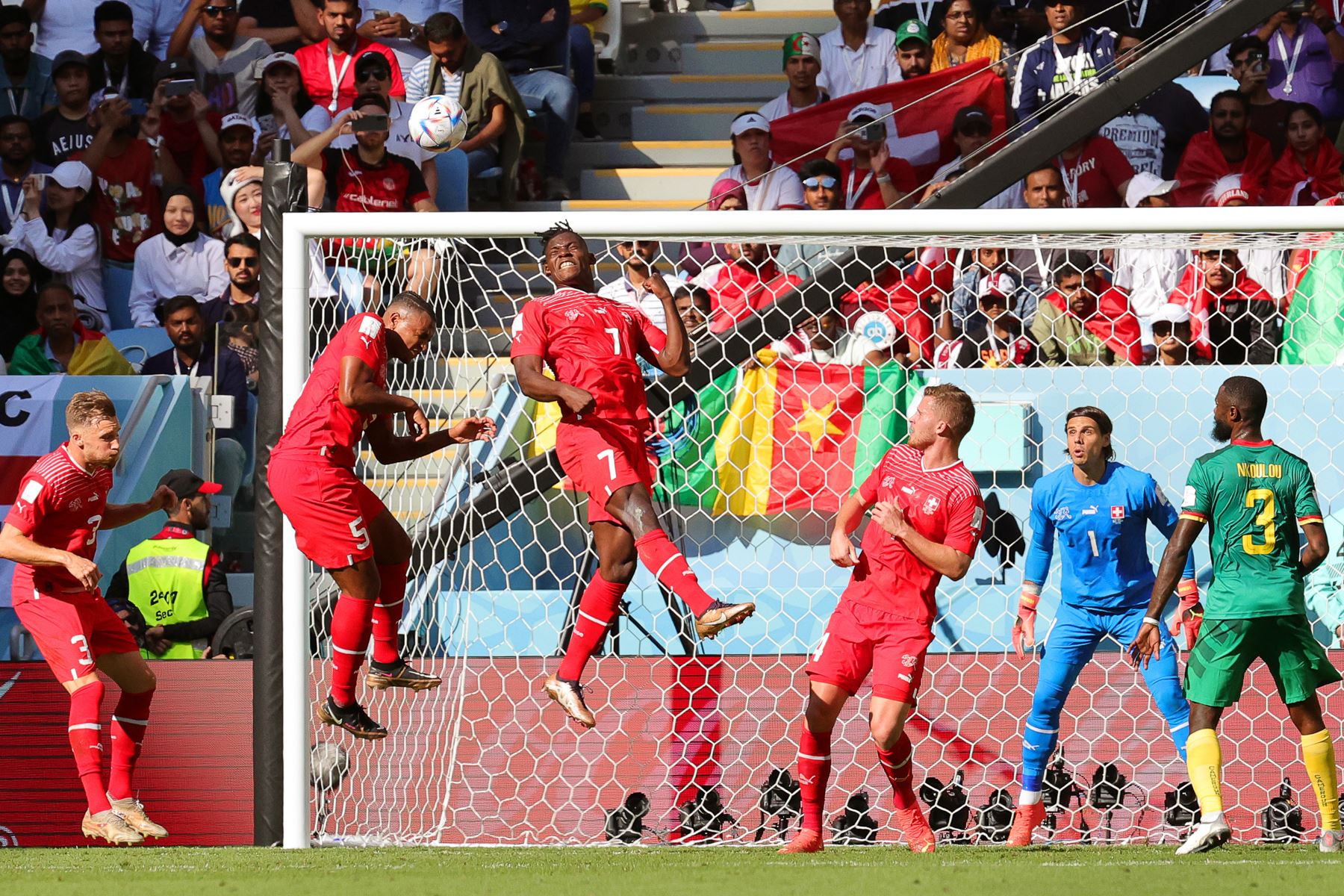 Breel Embolo de Suiza en acción durante el partido de fútbol del grupo G de la Copa Mundial de la FIFA 2022 entre Suiza y Camerún en el estadio Al Janoub en Al Wakrah, Catar. Foto: EFE