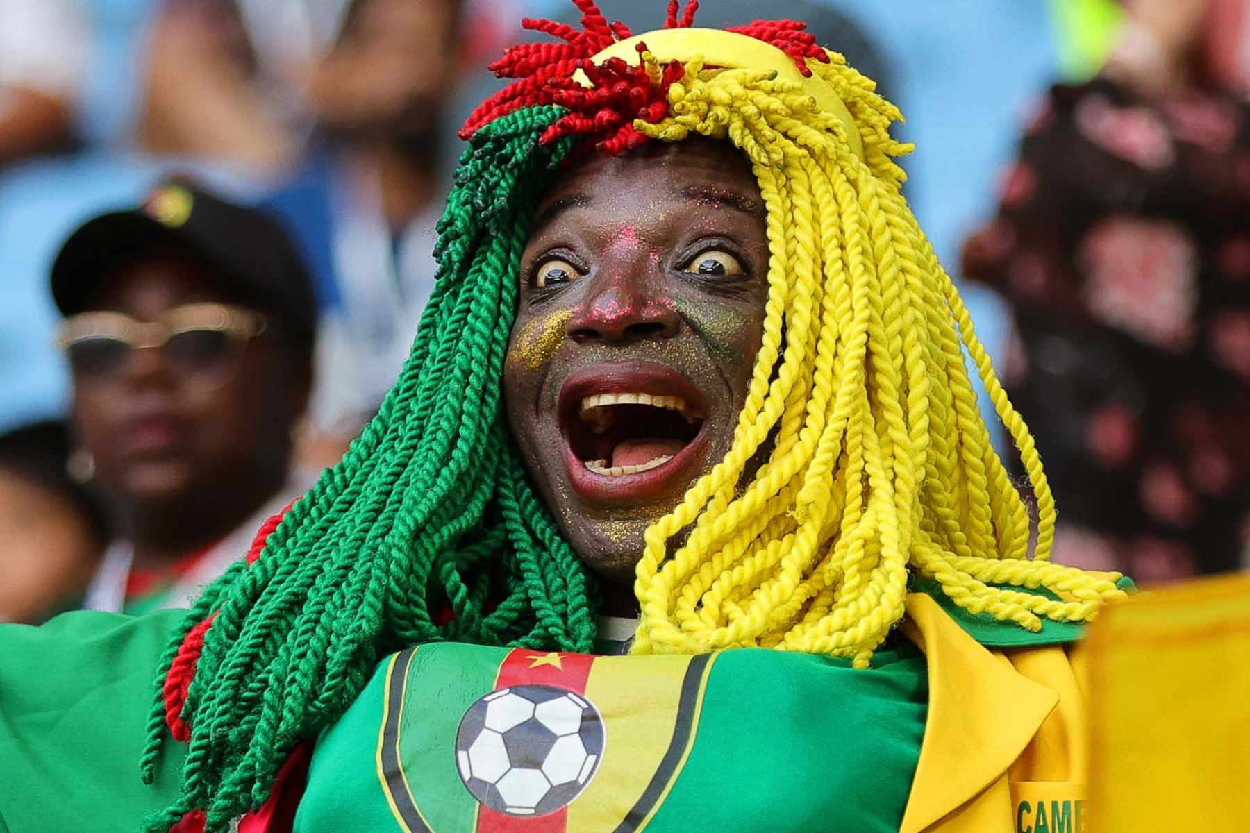 Un hincha de Camerún anima antes del partido de fútbol del grupo G de la Copa Mundial de la FIFA 2022 entre Suiza y Camerún en el estadio Al Janoub en Al Wakrah, Catar. Foto: EFE