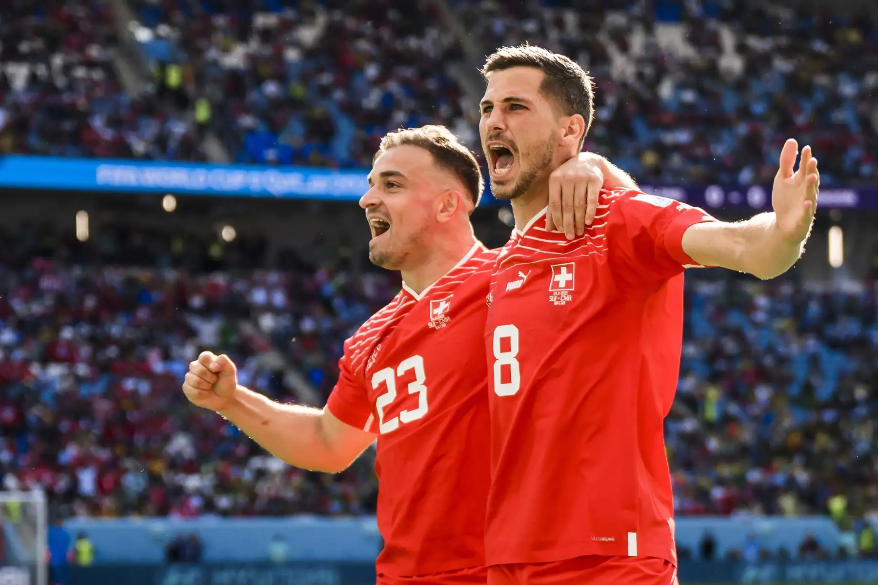 Los jugadores suizos Xherdan Shaqiri y Remo Freuler celebran después de que su equipo anotó el gol de apertura durante el partido de fútbol del grupo G de la Copa Mundial de la FIFA 2022 entre Suiza y Camerún en el estadio Al Janoub en Al Wakrah, Catar. Foto: EFE