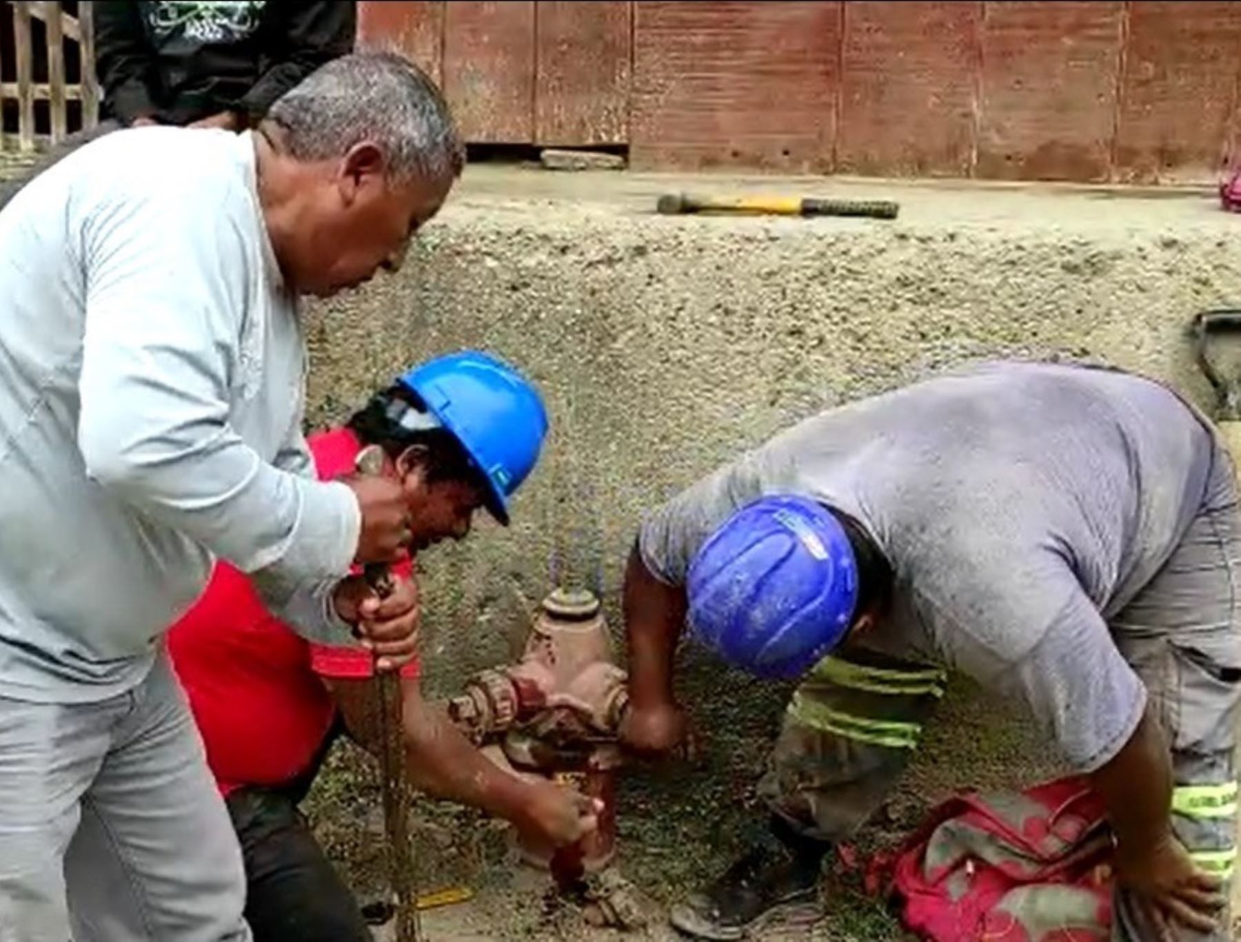 Trabajadores de la empresa Agua Tumbes limpian redes de agua potable para mejorar calidad del servicio que recibe la población tumbesina. ANDINA/Difusión