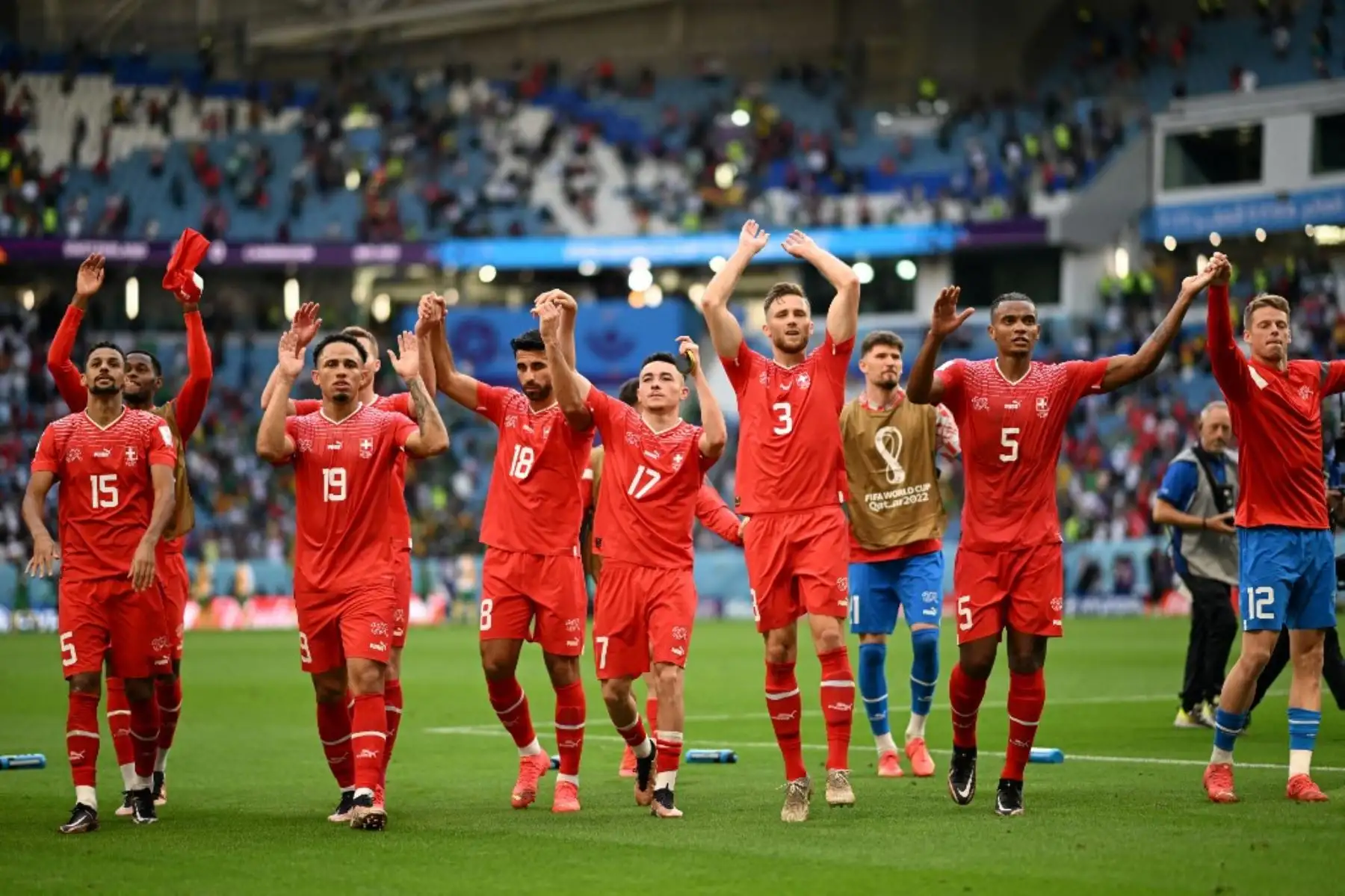 Jugadores de Suiza animan seguidores al final del partido de fútbol del Grupo G de la Copa Mundial de Catar 2022 entre Suiza y Camerún en el estadio Al-Janoub en Al-Wakrah, al sur de Doha. Foto: AFP