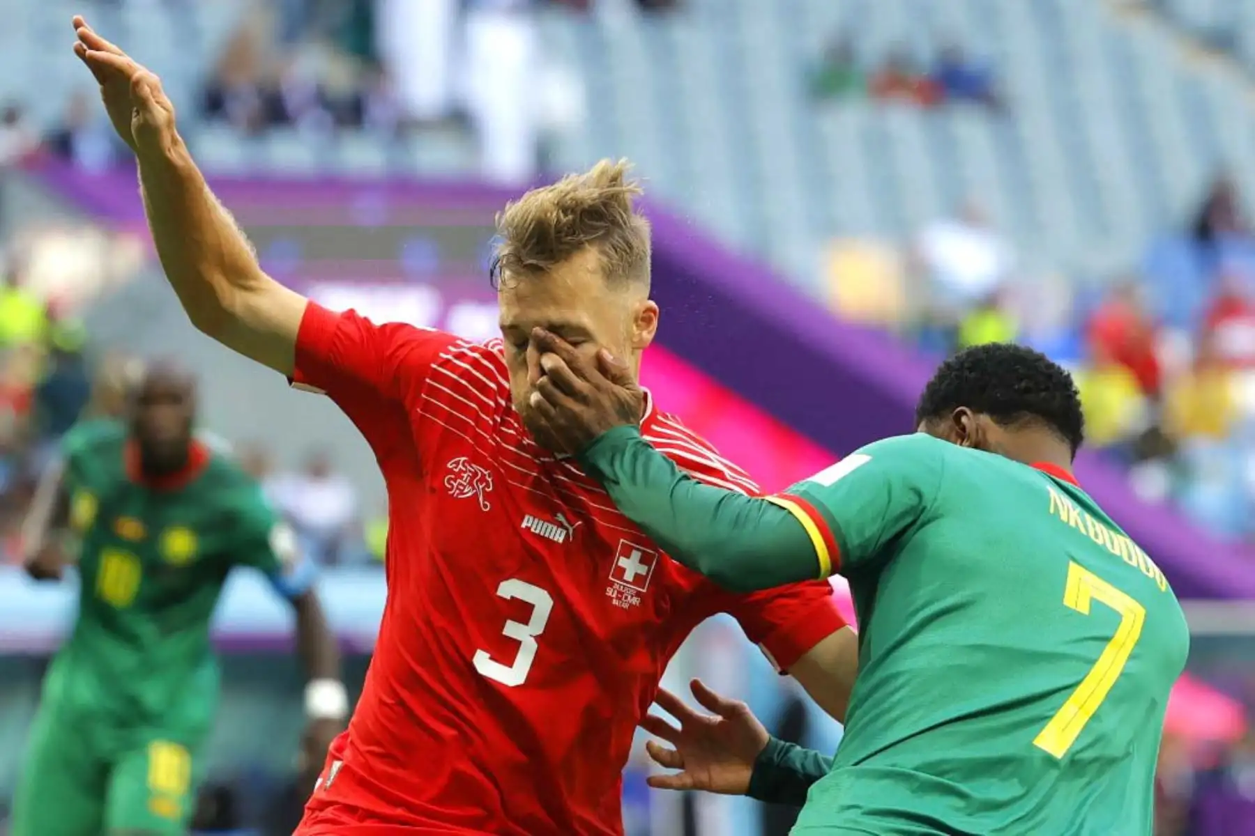 El defensor de Suiza  Silvan Widmer lucha por el balón con el mediocampista de Camerún Georges-Kevin Nkoudou durante el partido de fútbol del Grupo G de la Copa Mundial Catar. Foto: AFP