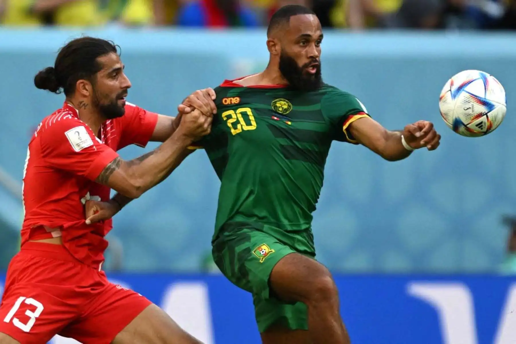 El defensor de Suiza Ricardo Rodríguez lucha por el balón con el delantero de Camerún Bryan Mbeumo durante el partido de fútbol del Grupo G de la Copa Mundial Catar 2022. Foto: AFP