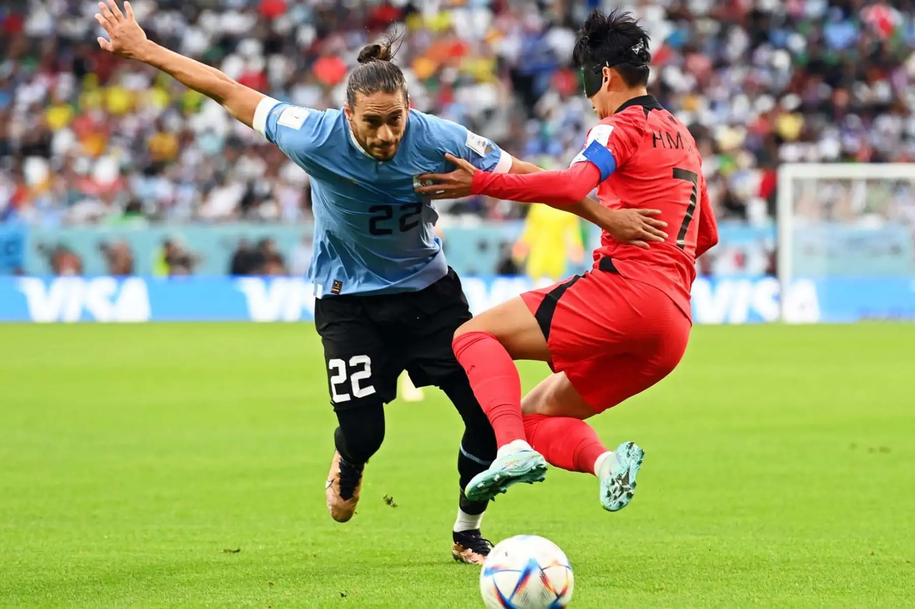 Martín Cáceres de Uruguay en acción contra Son Heung-min de Corea del Sur durante el partido de fútbol del grupo H de la Copa Mundial de la FIFA 2022 entre Uruguay y Corea del Sur en el Estadio Education City en Doha, Catar. Foto: EFE