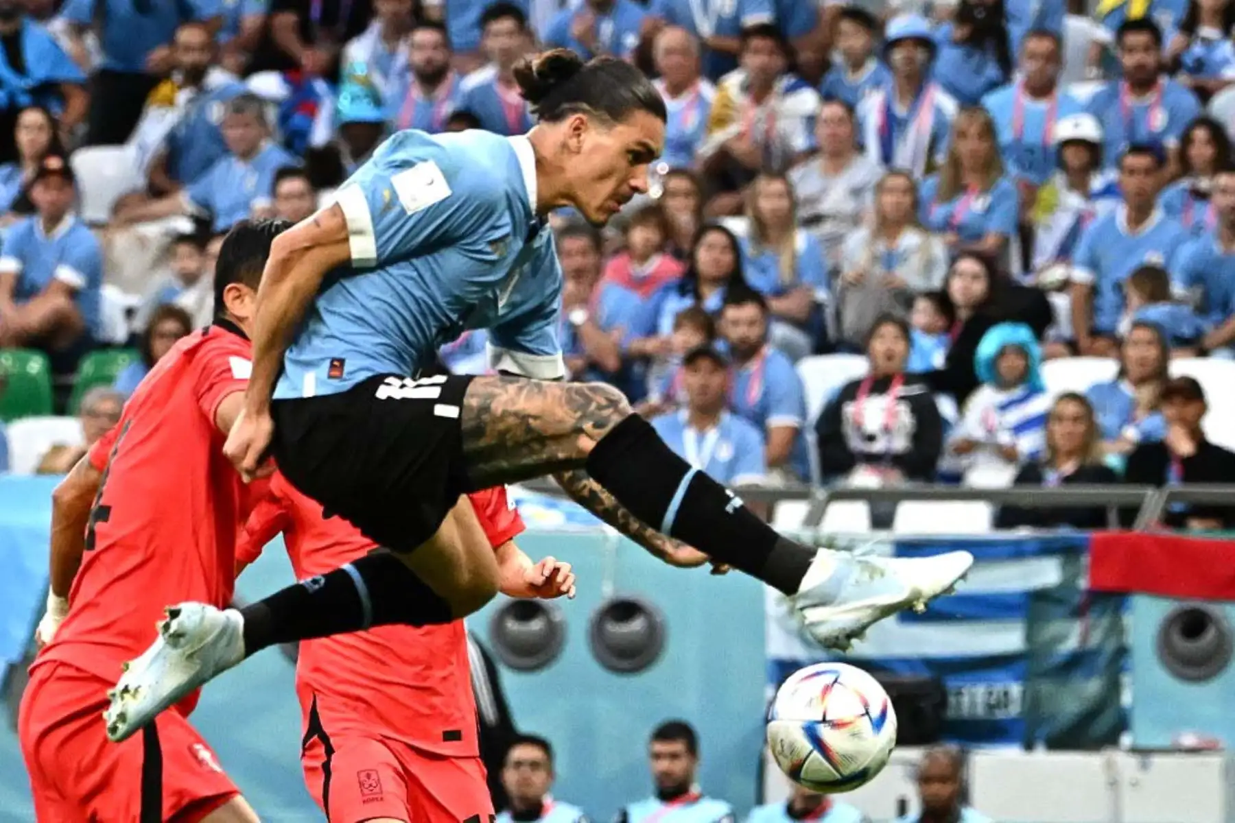 El delantero uruguayo Darwin Núñez dispara el balón durante el partido de fútbol del Grupo H de la Copa Mundial Catar 2022 entre Uruguay y Corea del Sur en el Education City Stadium en Al-Rayyan, al oeste de Doha. Foto: AFP
