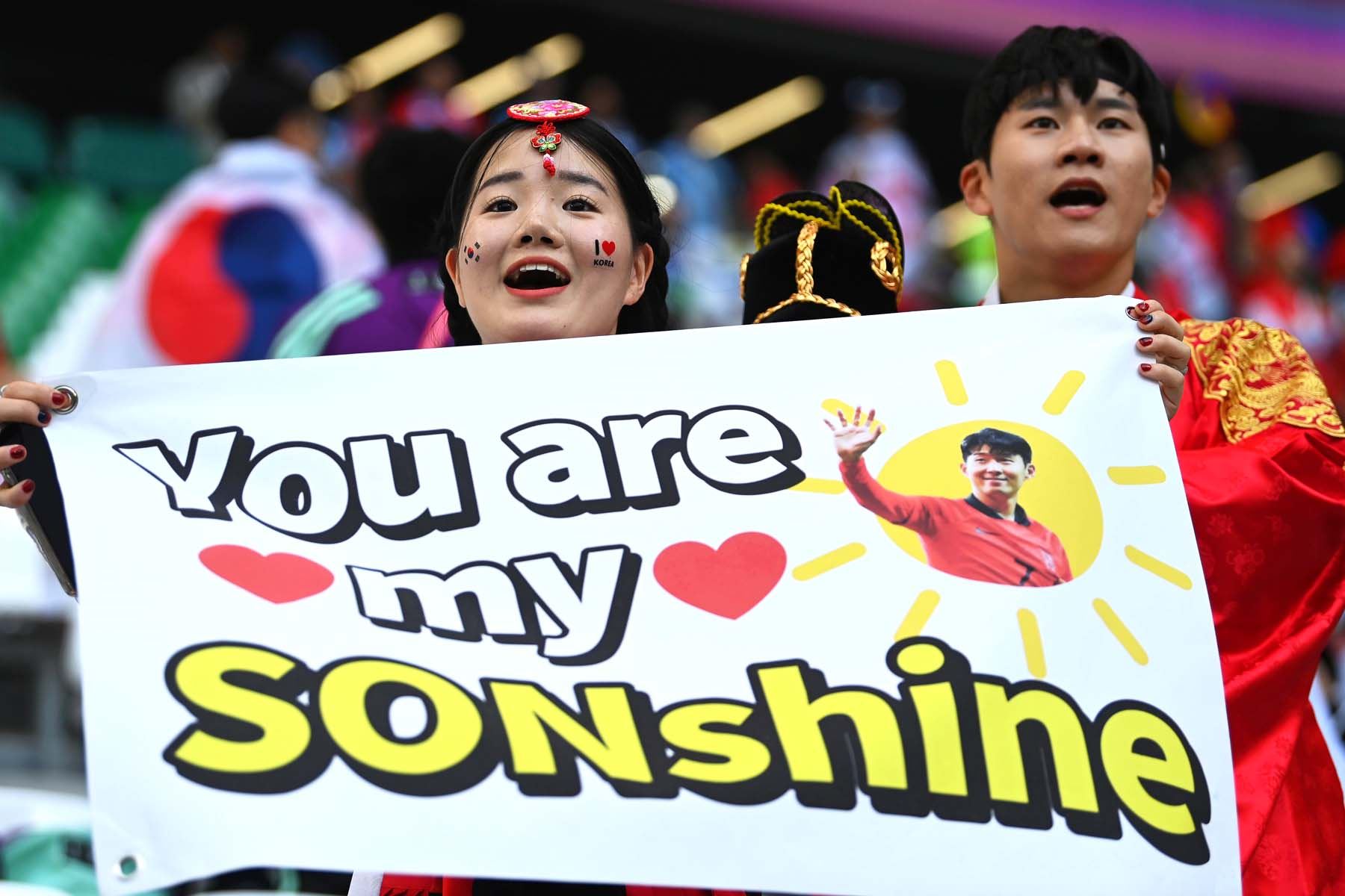 Los fanáticos de Corea del Sur animan a Son Heung-min antes del partido de fútbol del grupo H de la Copa Mundial de la FIFA 2022 entre Uruguay y Corea del Sur en el Education City Stadium en Doha, Catar. Foto: AFP
