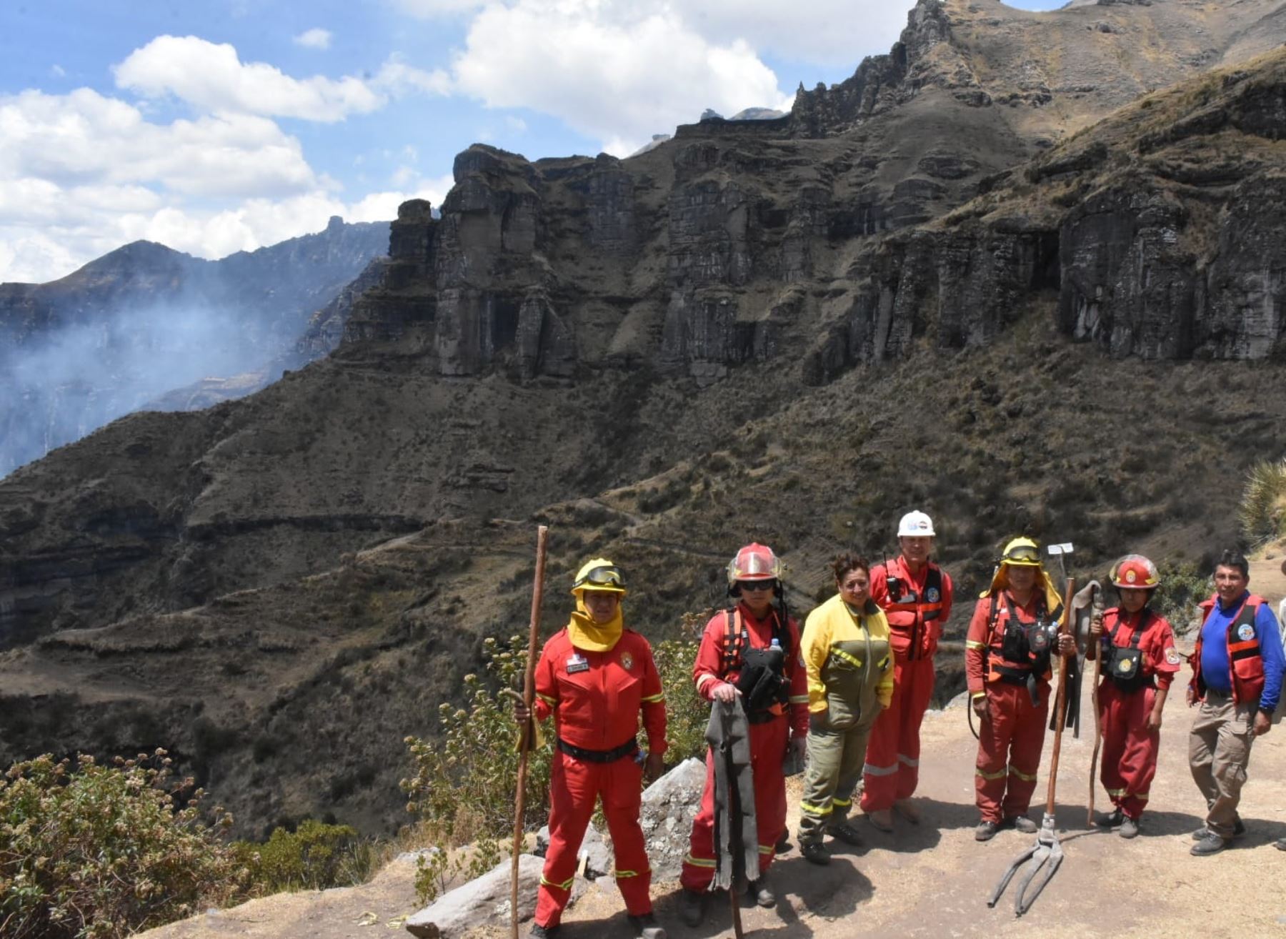 Bomberos forestales de Cusco controlaron el incendio forestal que afectaba al parque arqueológico Waqrapukara, ubicado en la provincia de Acomayo. Foto: ANDINA/difusión.