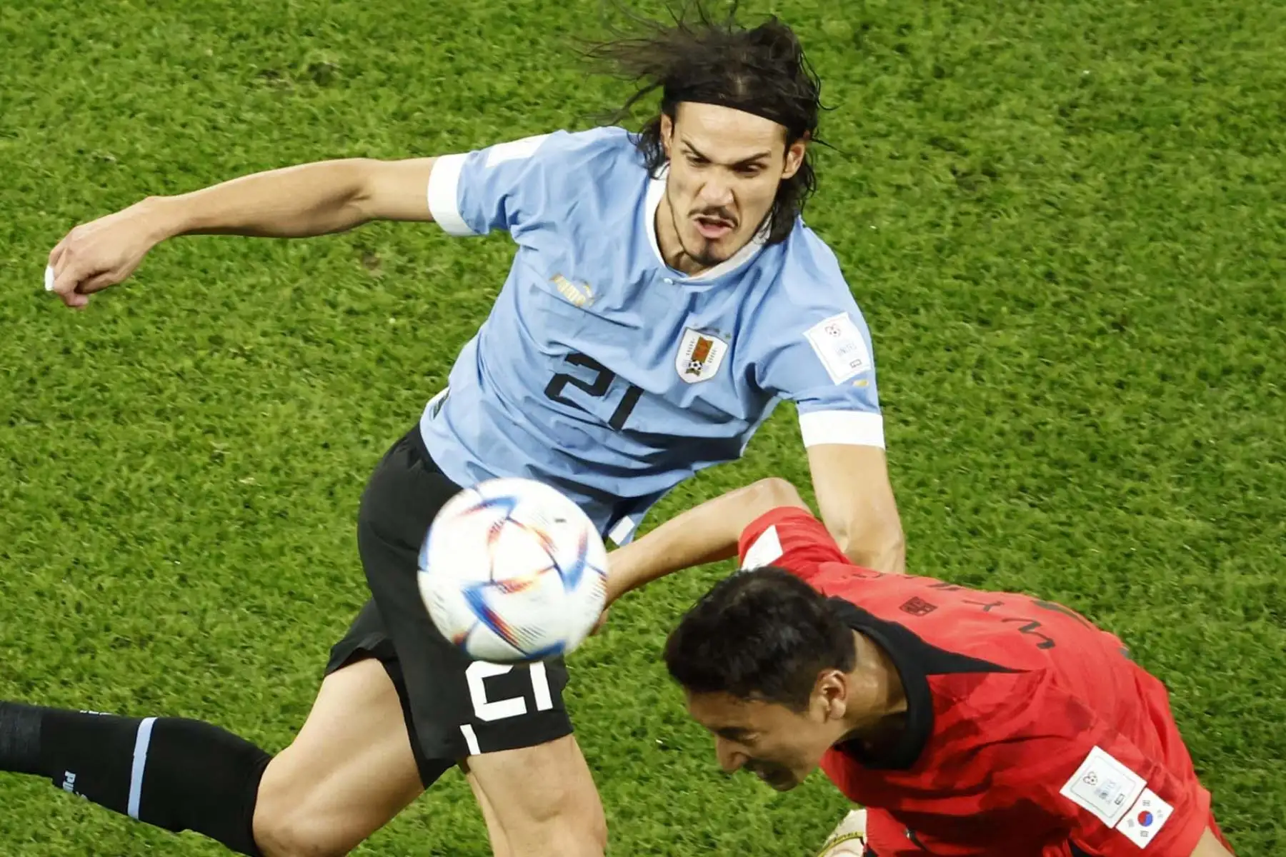 Edinson Cavani disputa el balón con Jung Woo-young de Corea del Sur hoy, en un partido de la fase de grupos del Mundial de Fútbol Catar 2022 entre Uruguay y Corea del Sur en el estadio Ciudad de la Educación en Rayán. Foto: EFE