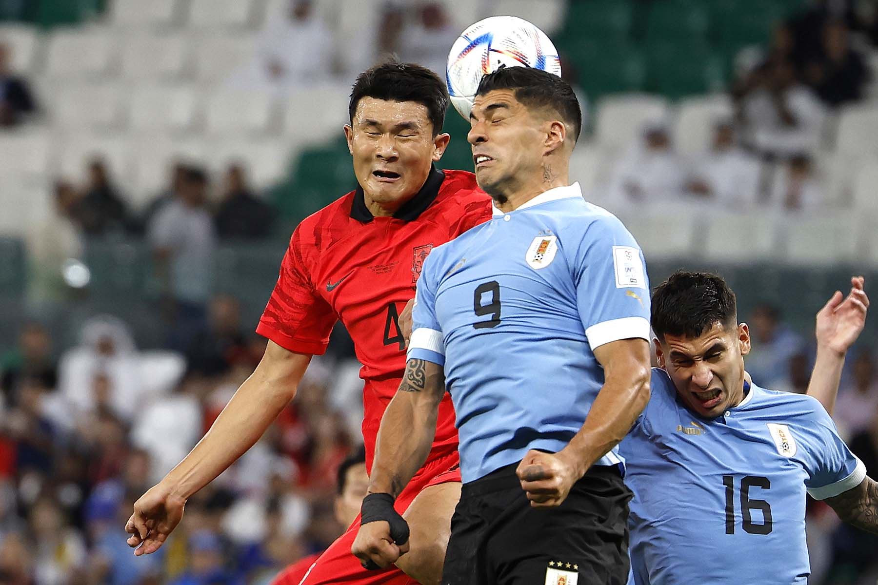 Luis Suárez de Uruguay disputa un balón con Kim Min-Jae de Corea del Sur hoy, en un partido de la fase de grupos del Mundial de Fútbol Catar 2022 entre Uruguay y Corea del Sur en el estadio Ciudad de la Educación en Rayán. Foto: EFE