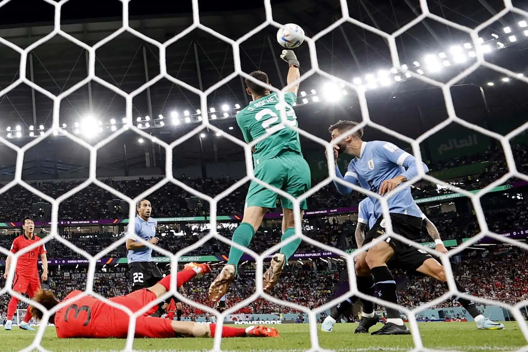 Sergio Rochet (arriba) arquero de Uruguay defiende hoy, en un partido de la fase de grupos del Mundial de Fútbol Catar 2022. Foto: EFE