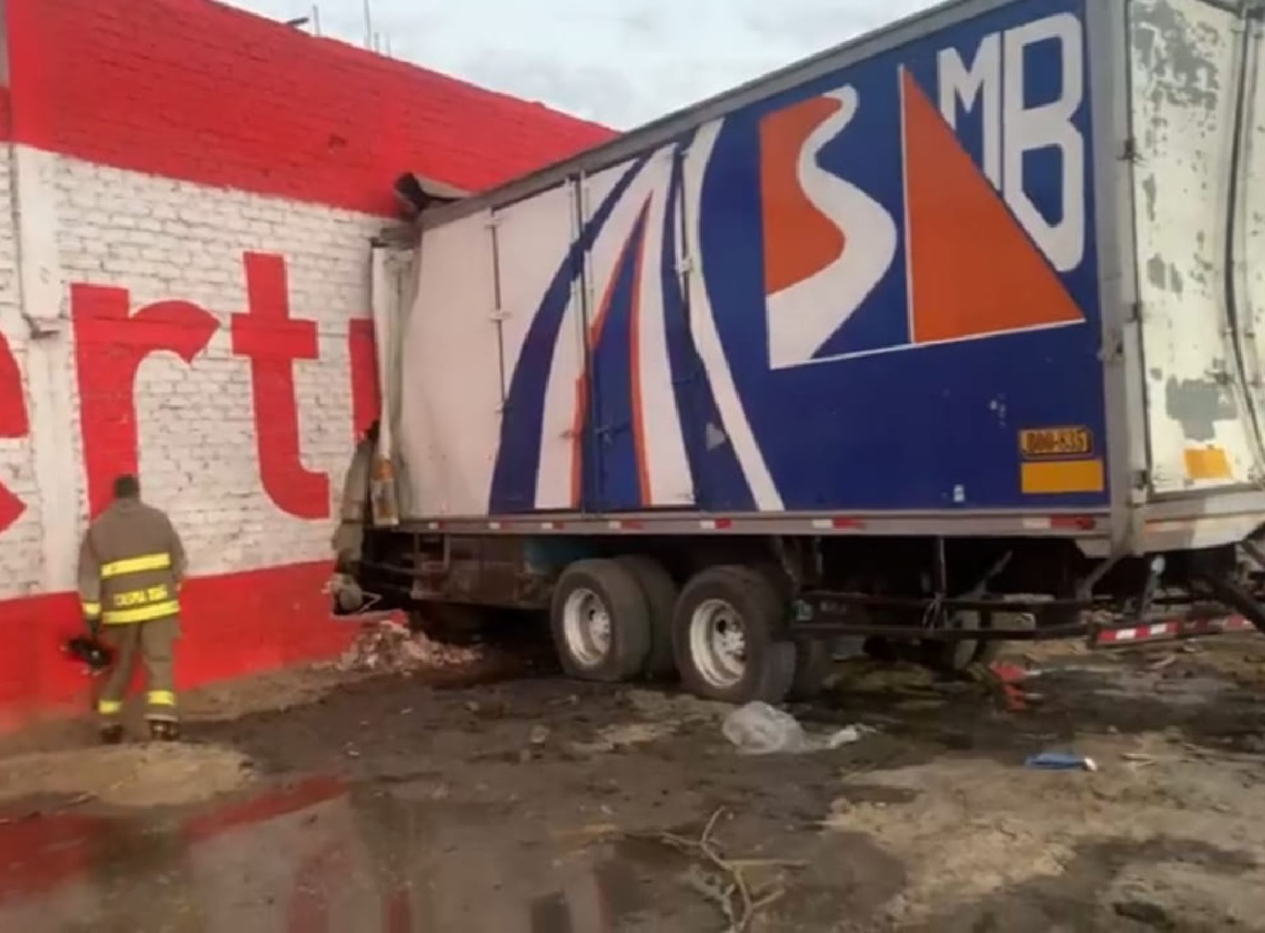 Tres personas murieron esta mañana tras el despiste y choque de tráiler en Casma. El accidente habría sido provocado por un presunto ataque de vándalos contra el citado vehículo. Foto: ANDINA/difusión.