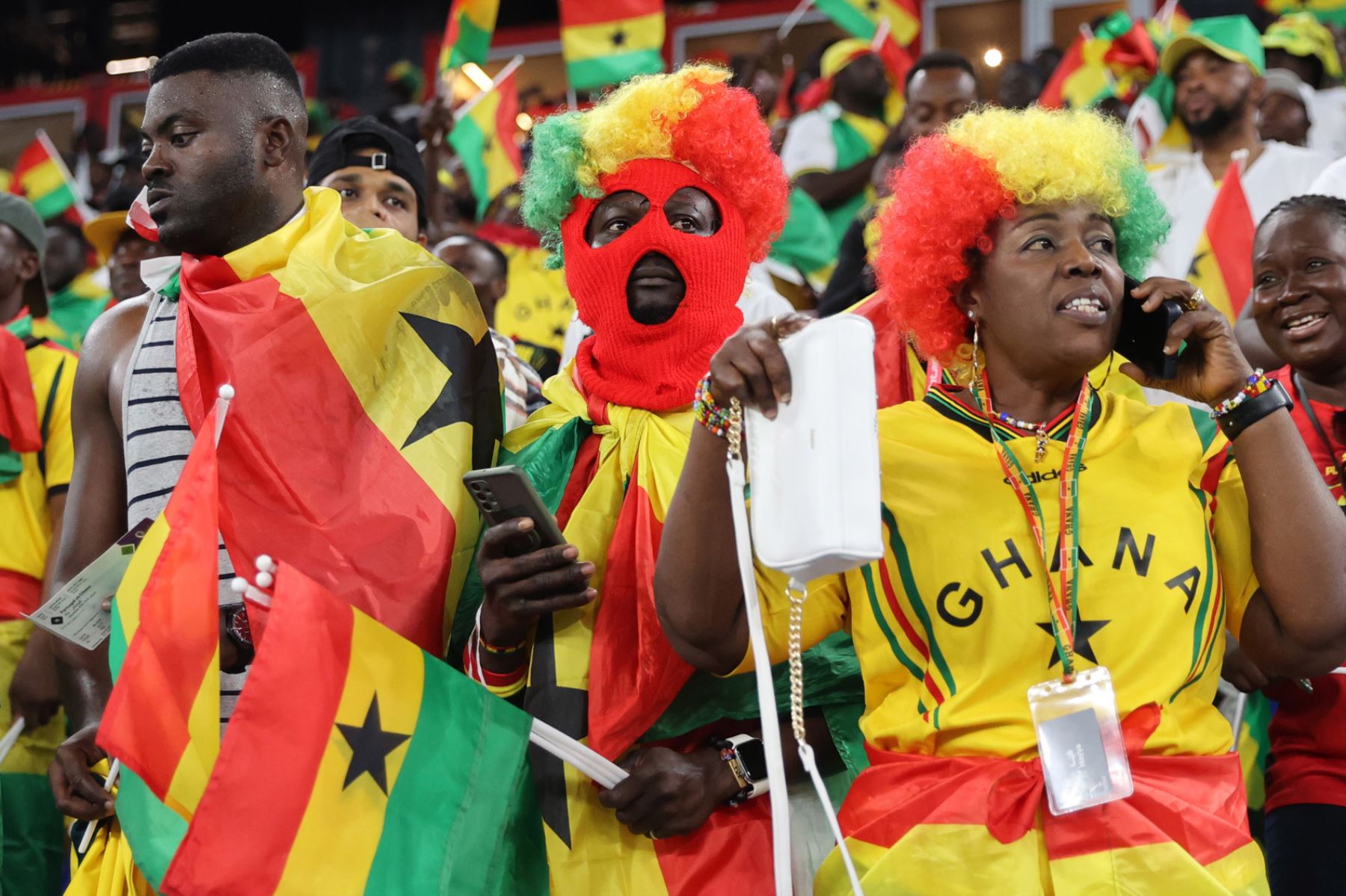 Aficionados de Ghana sostienen y visten los colores de la bandera nacional antes del partido de fútbol del grupo H de la Copa Mundial de la FIFA 2022 entre Portugal y Ghana en el estadio 947 de Doha, Catar. Foto: EFE