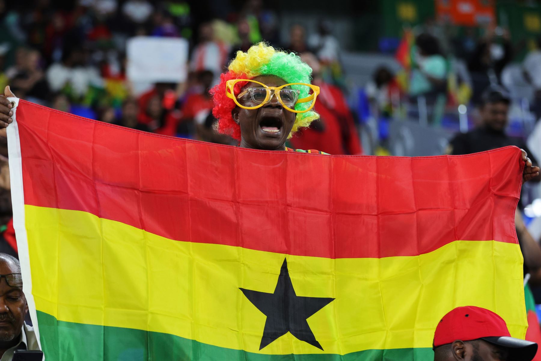 Aficionados de Ghana sostienen y visten los colores de la bandera nacional antes del partido de fútbol del grupo H de la Copa Mundial de la FIFA 2022 entre Portugal y Ghana en el estadio 947 de Doha, Catar. Foto: EFE
