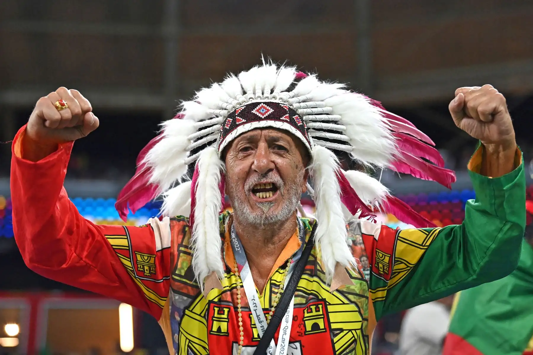 Un seguidor de Portugal posa para un retrato antes del partido de fútbol del Grupo H de la Copa Mundial Catar 2022 entre Portugal y Ghana en el Estadio 974 en Doha. Foto: AFP