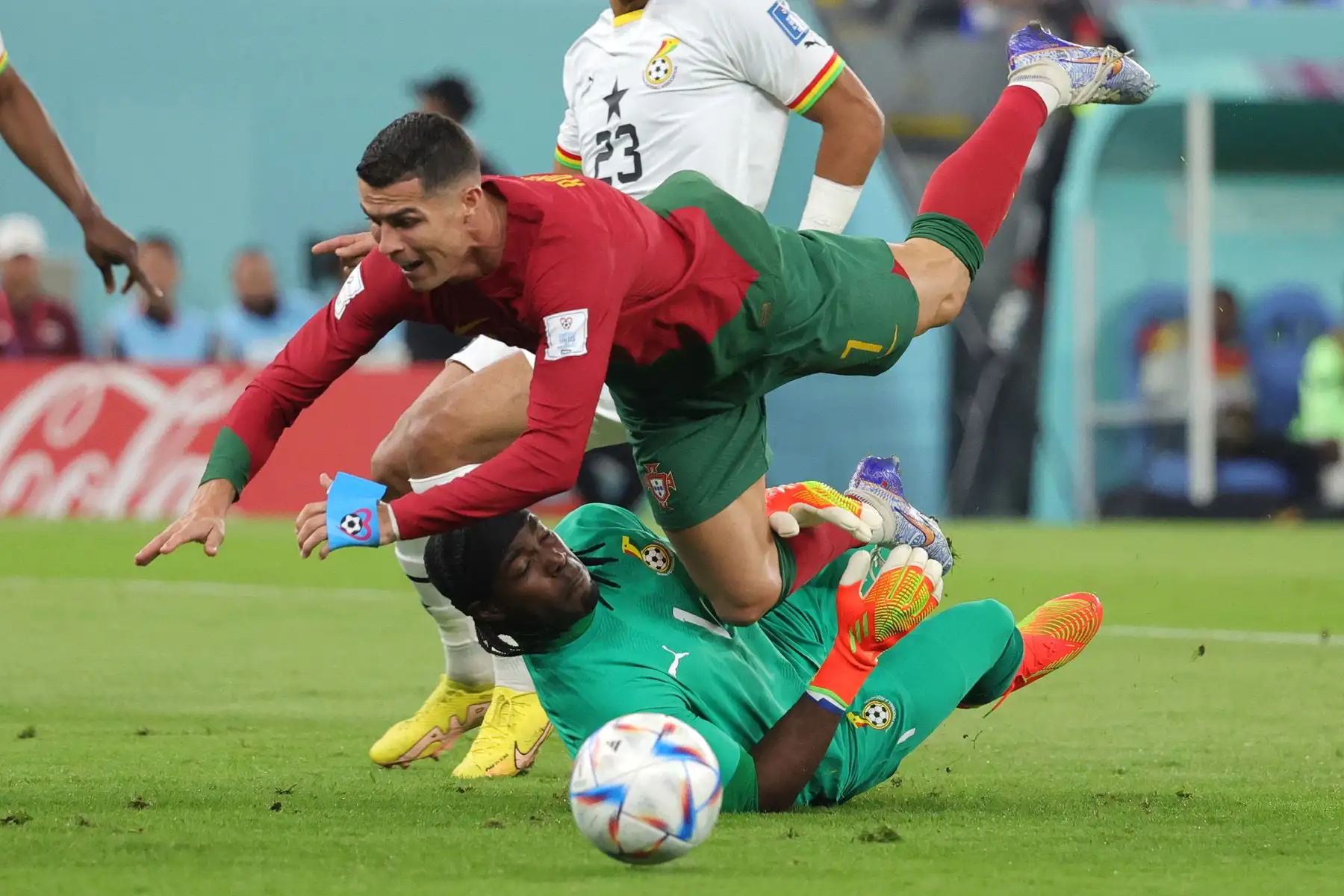 El delantero de Portugal Cristiano Ronaldo choca con el portero de Ghana Lawrence Ati Zigi durante el partido de fútbol del Grupo H de la Copa Mundial de Catar 2022. Foto: EFE
