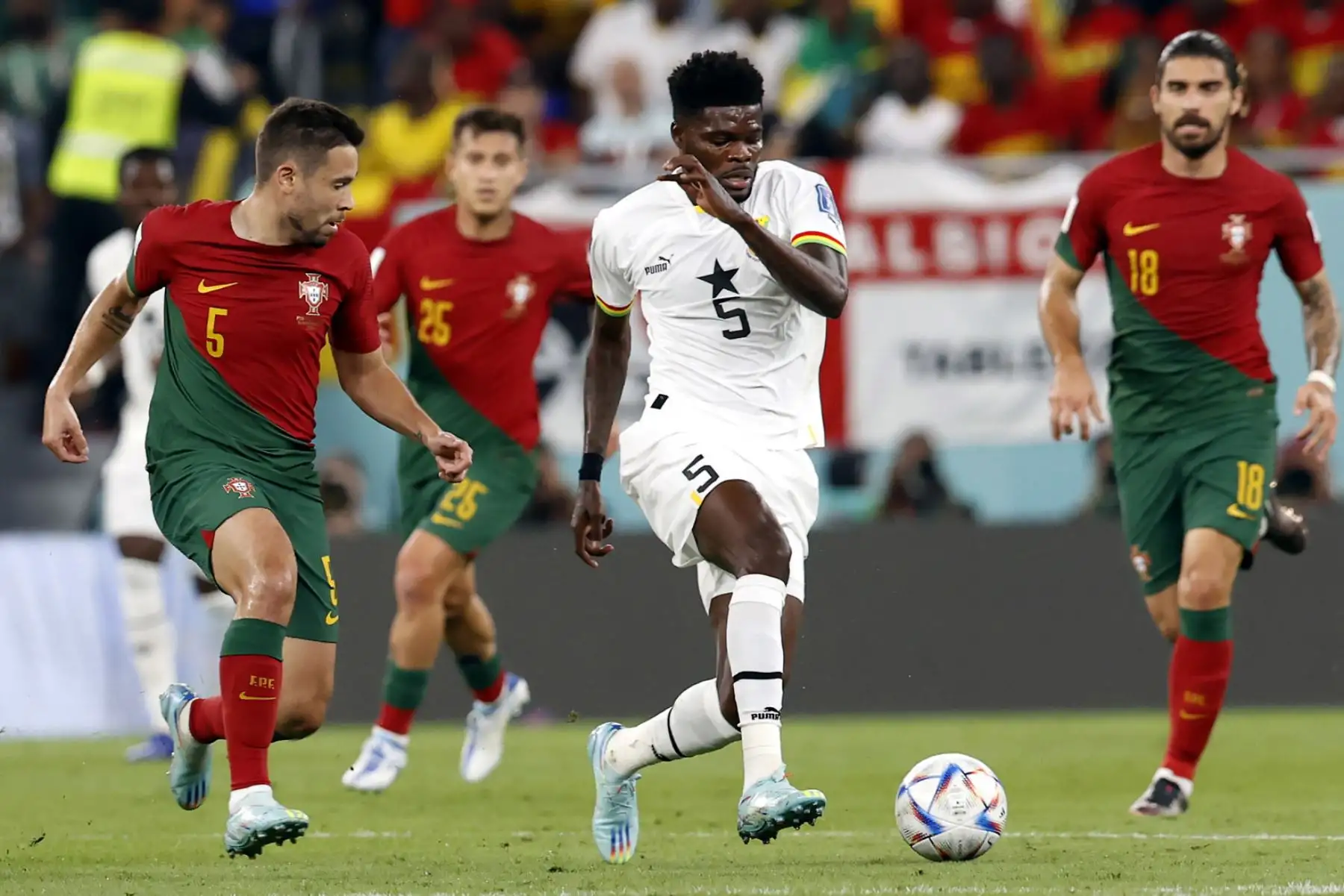 Raphael Guerreiro de Portugal en acción contra Thomas Partey de Ghana durante el partido de fútbol del grupo H de la Copa Mundial de la FIFA 2022 entre Portugal y Ghana en el Estadio 947 en Doha, Catar. Foto: AFP