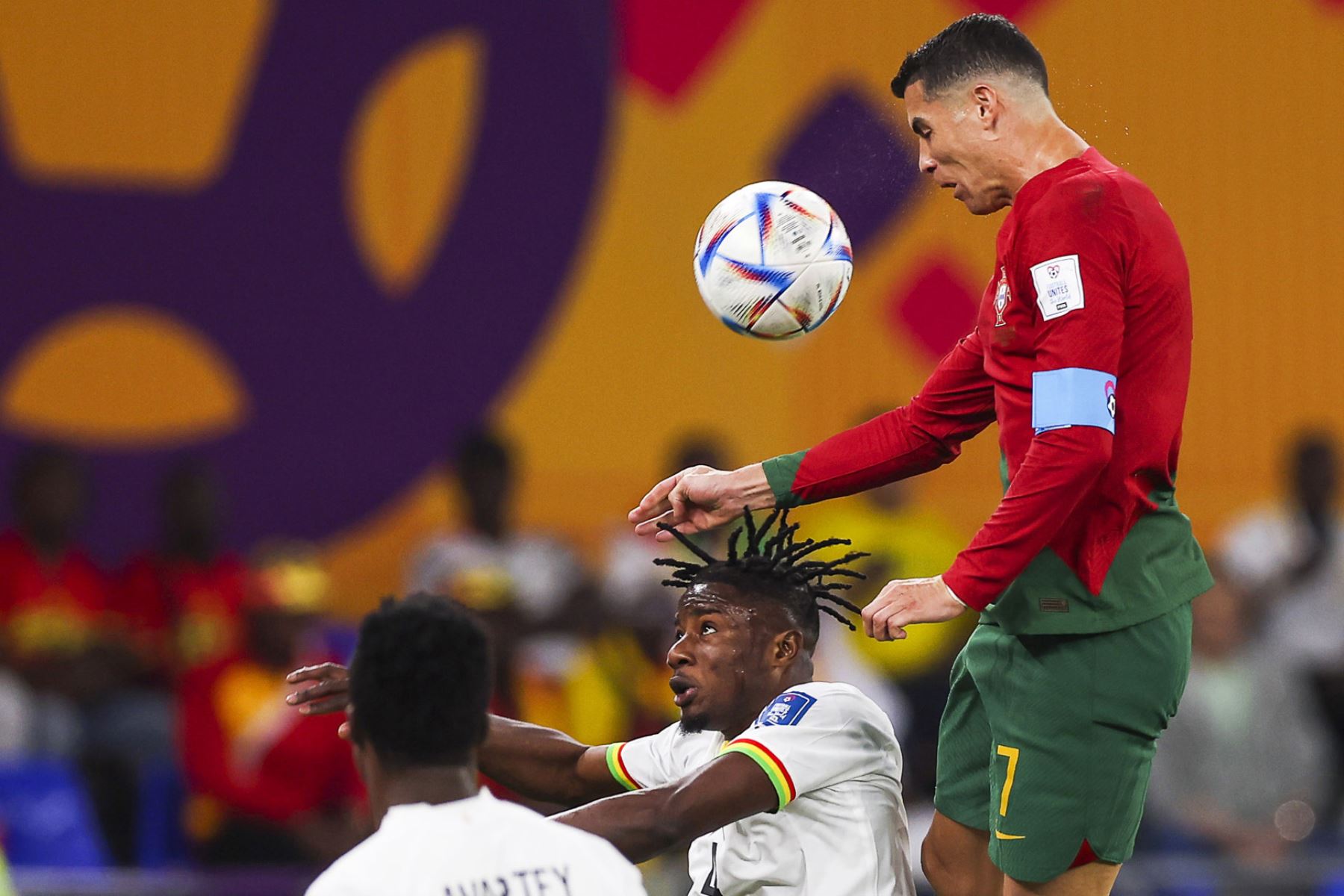Cristiano Ronaldo de Portugal en acción contra Mohamed Salisu de Ghana durante el partido de fútbol del grupo H de la Copa Mundial de la FIFA 2022 entre Portugal y Ghana en el Estadio 974 en Doha, Catar. Foto: EFE