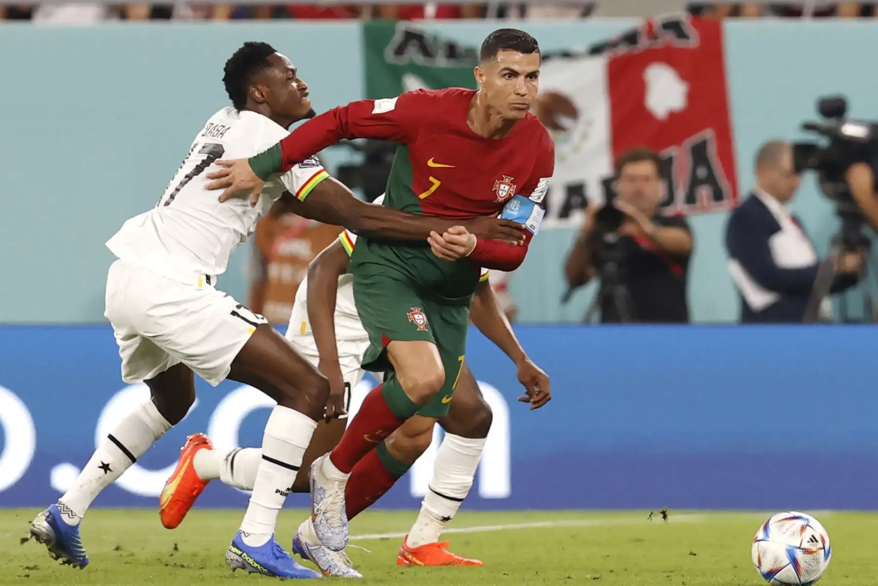 Cristiano Ronaldo de Portugal en acción contra Baba Rahman de Ghana durante el partido de fútbol del grupo H de la Copa Mundial de la FIFA 2022 entre Portugal y Ghana en el Estadio 947 en Doha, Catar. Foto: EFE