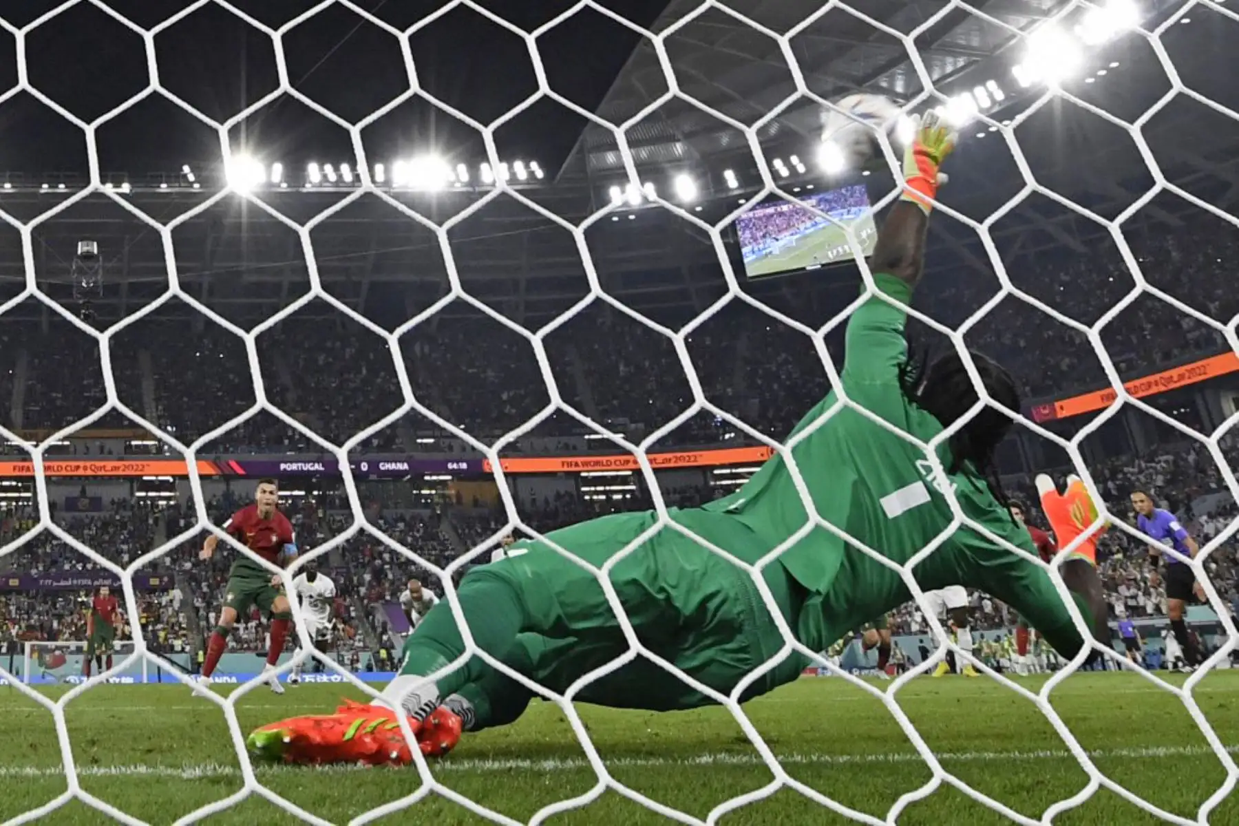 El delantero portugués  Cristiano Ronaldo dispara para marcar el primer gol de su equipo contra el portero de Ghana #01 Lawrence Ati Zigi durante el partido de fútbol del Grupo H de la Copa Mundial Catar 2022. Foto: AFP