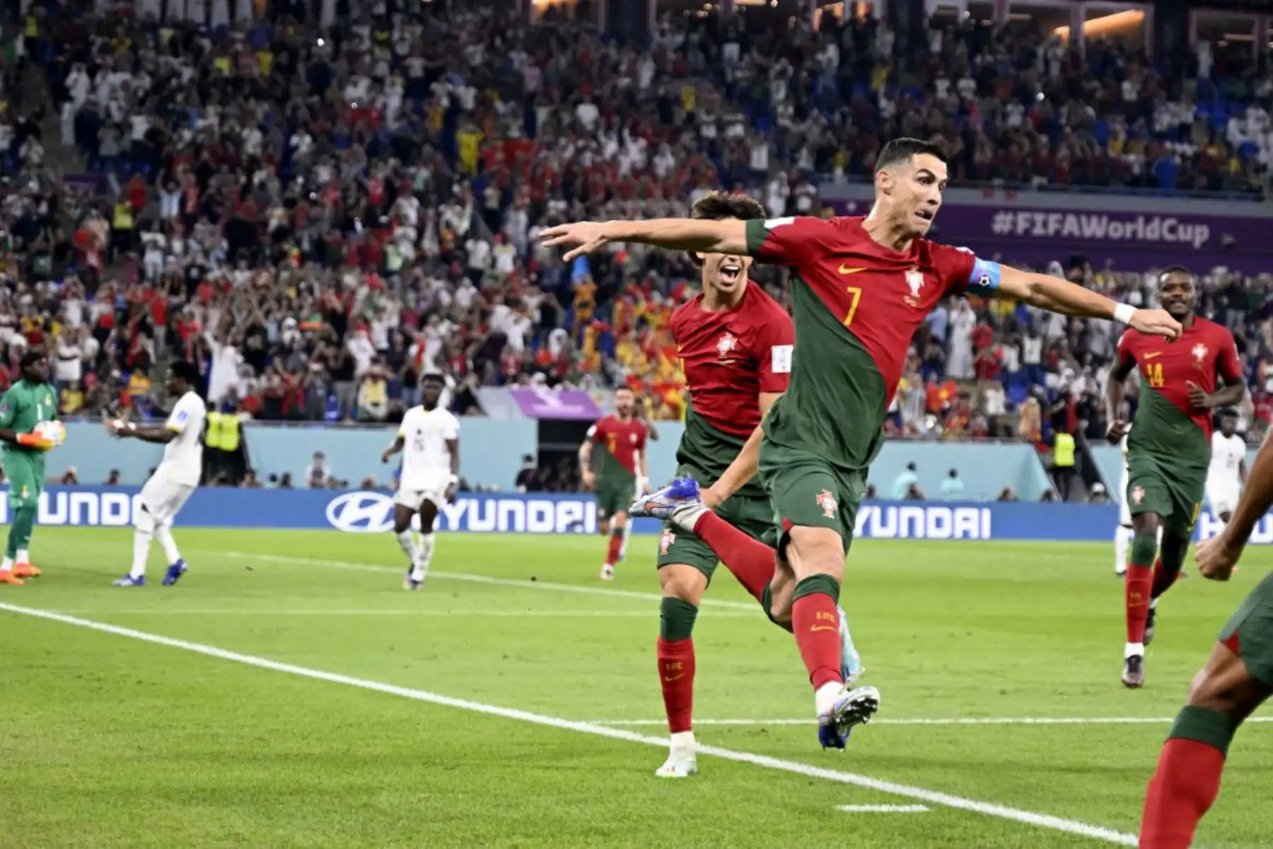 El delantero portugués Cristiano Ronaldo celebra después de anotar el primer gol de su equipo desde el punto de penalti durante el partido de fútbol del Grupo H de la Copa Mundial de Catar. Foto: AFP