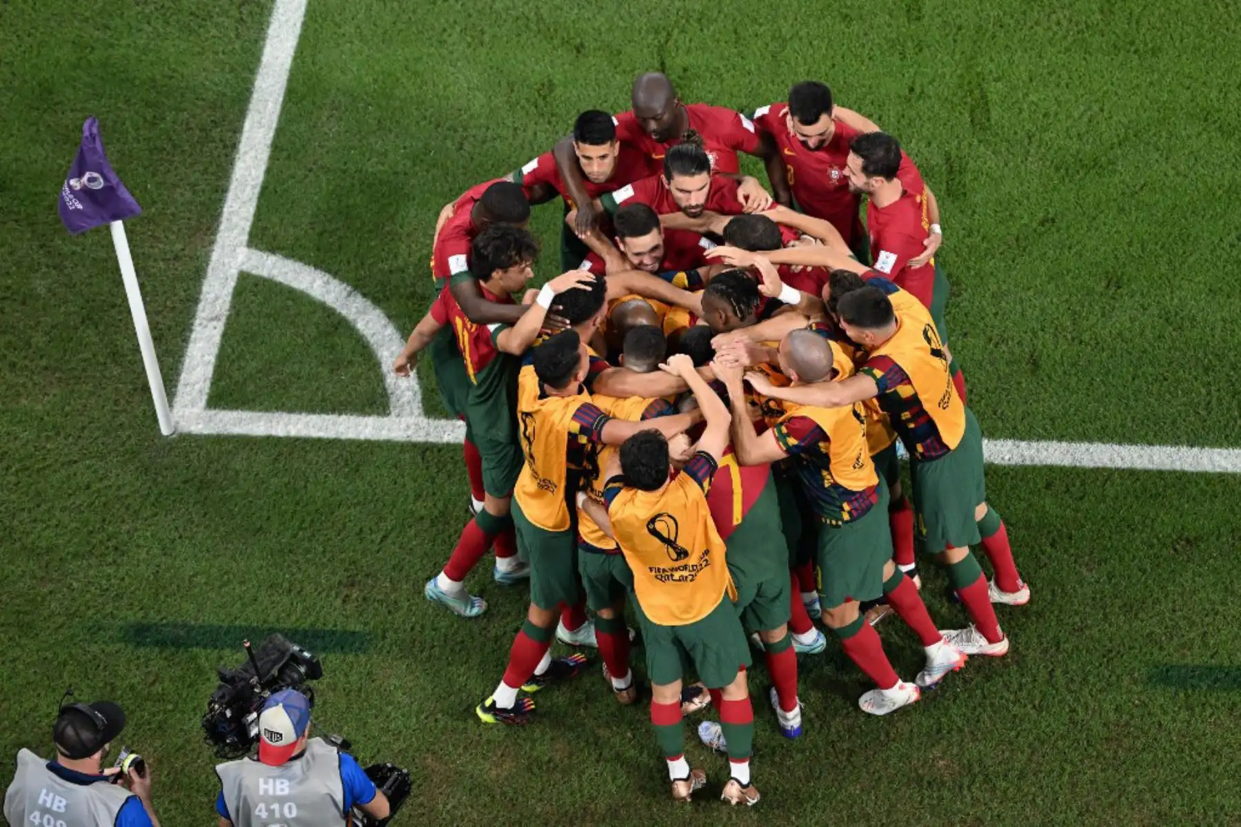 El delantero portugués Cristiano Ronaldo celebra después de anotar el primer gol de su equipo desde el punto de penalti durante el partido de fútbol del Grupo H de la Copa Mundial de Catar. Foto: AFP