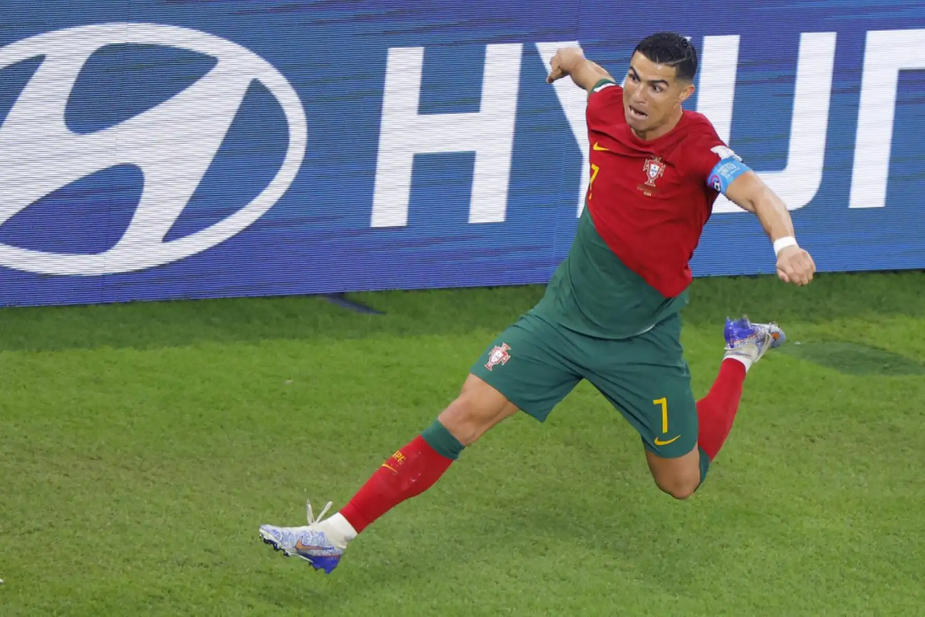 El delantero portugués Cristiano Ronaldo celebra después de anotar el primer gol de su equipo desde el punto de penalti durante el partido de fútbol del Grupo H de la Copa Mundial de Catar. Foto: AFP